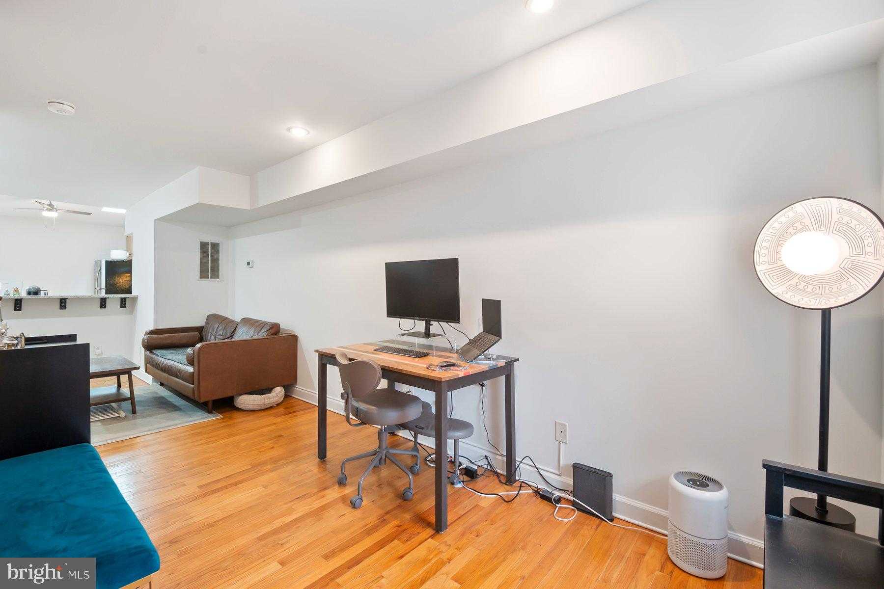 2526 Foster Ave photo 5