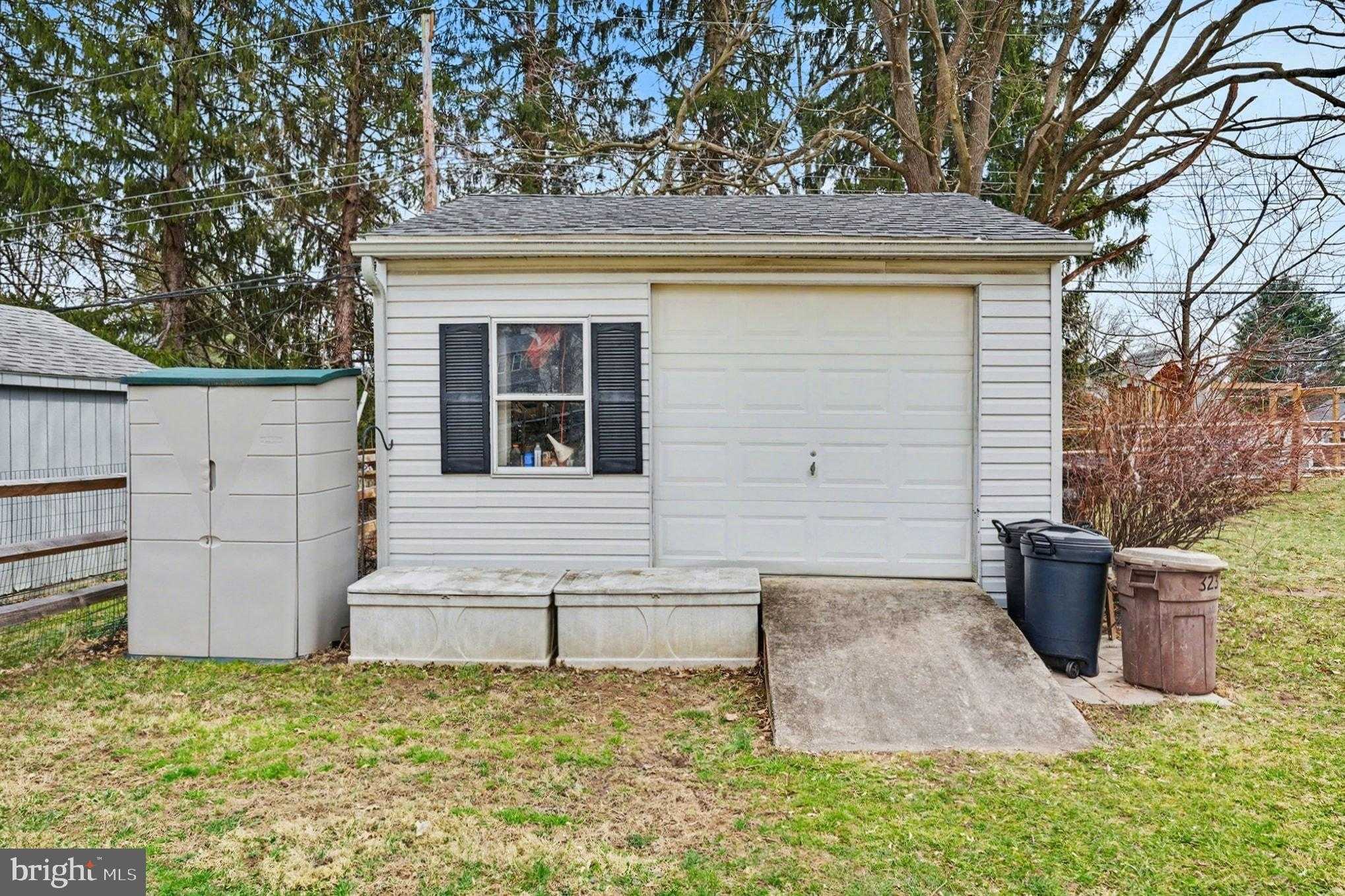 95 Kleyona Ave photo 34