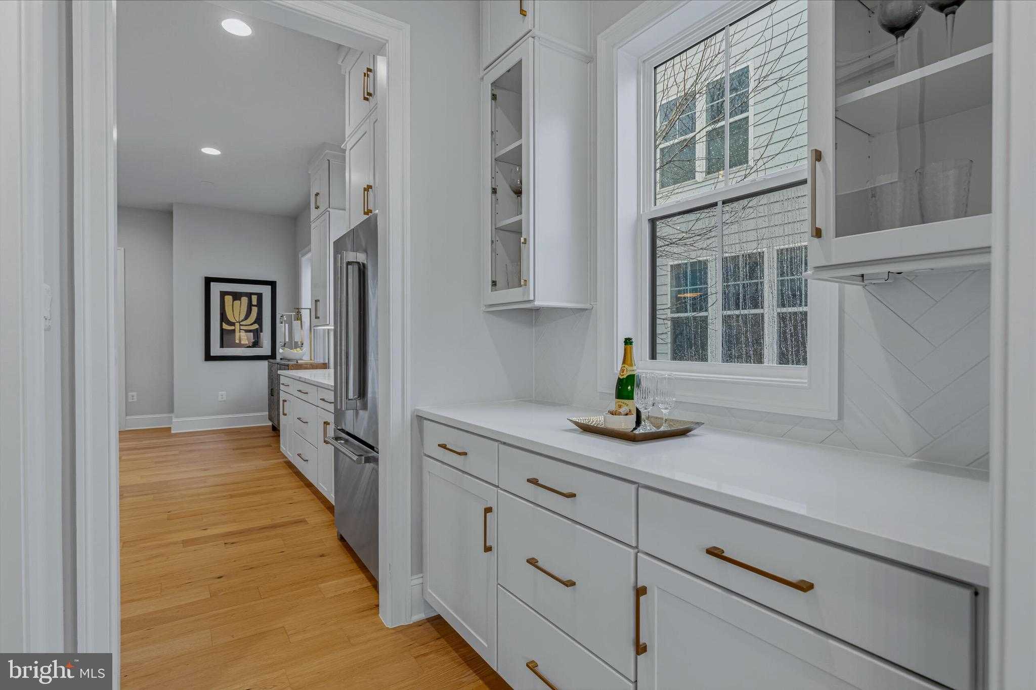 2316 John Marshall Dr photo 7