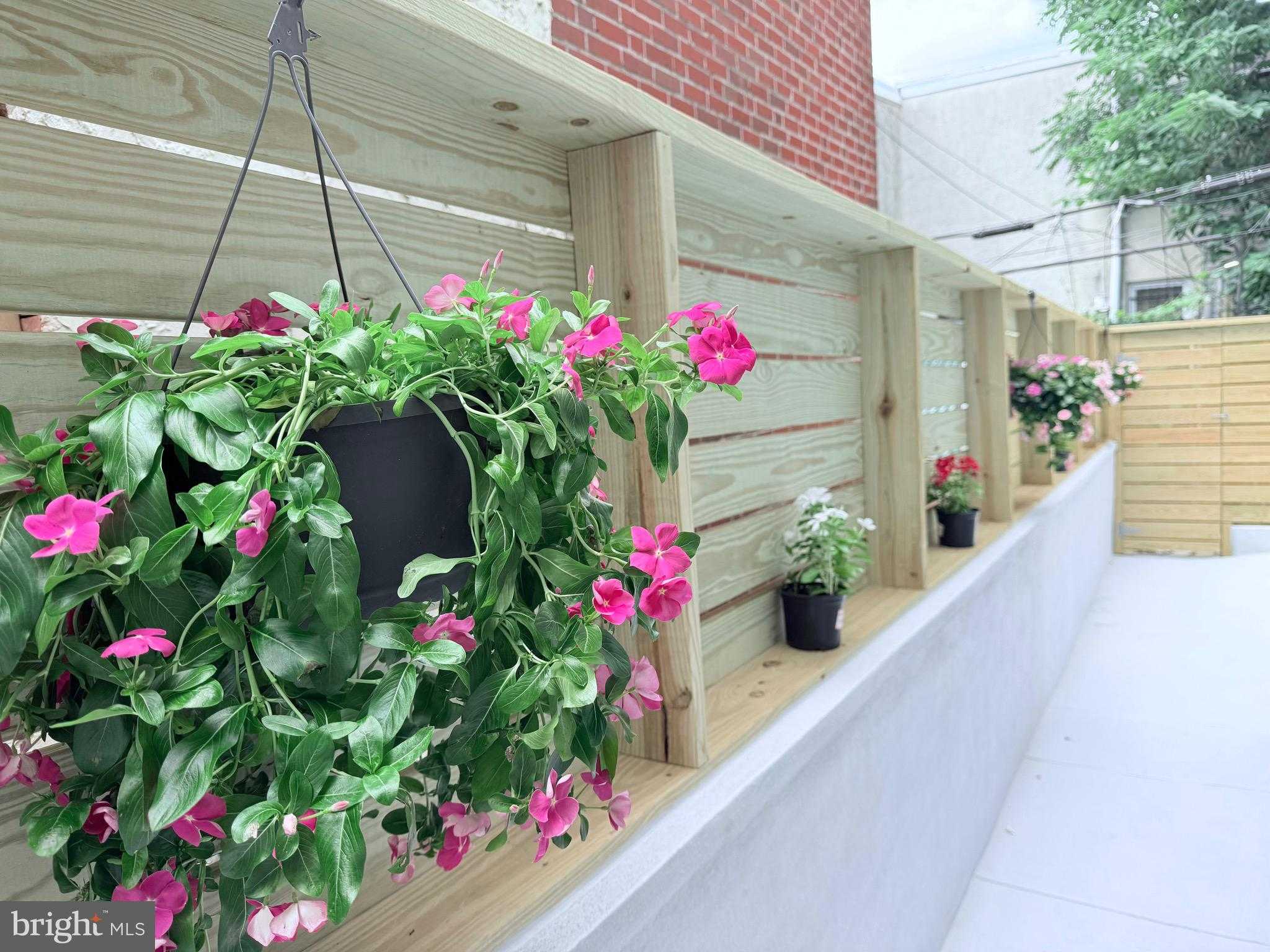 2011 Morris St photo 6