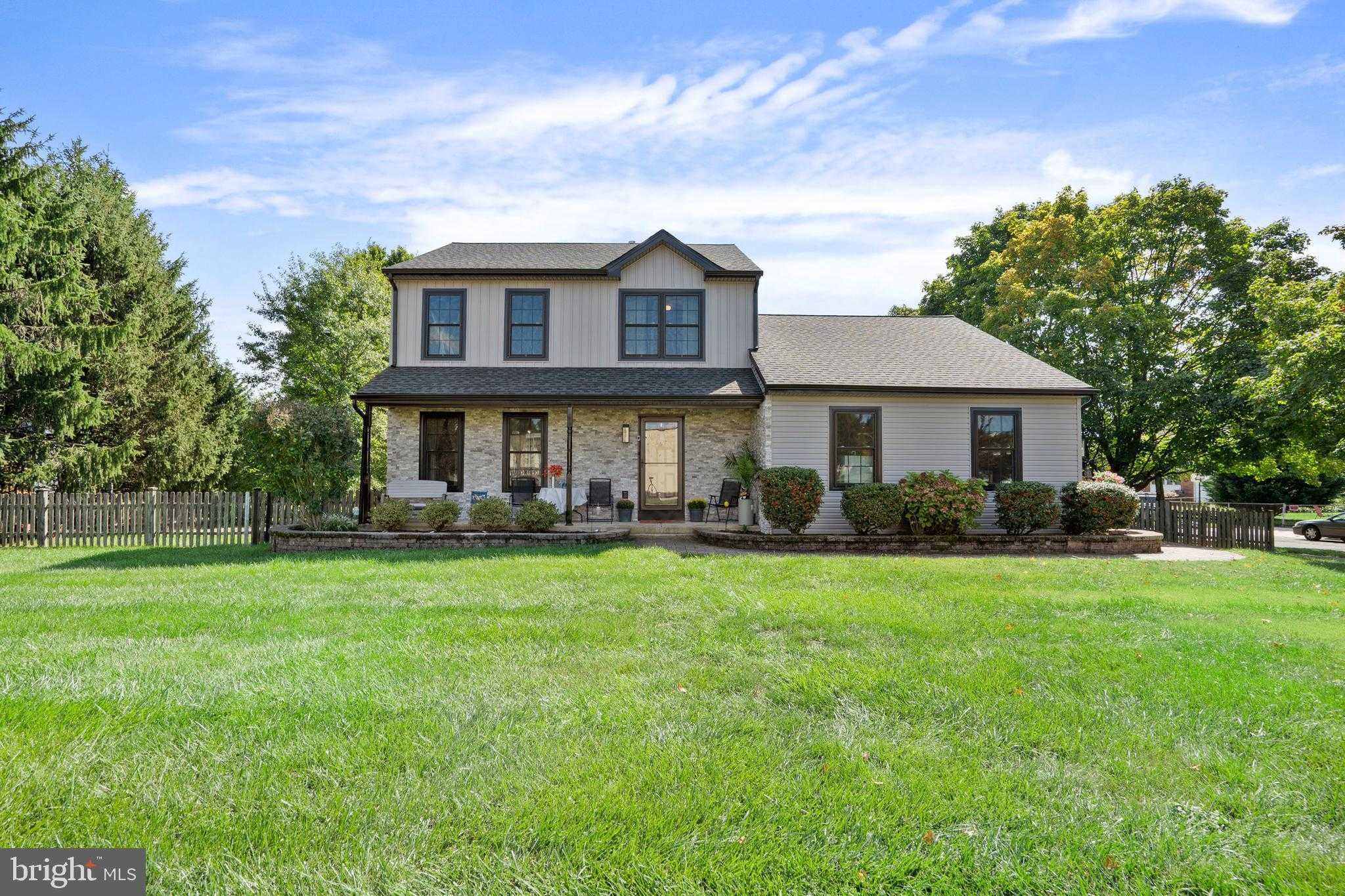 409 Fairview Ave photo 2