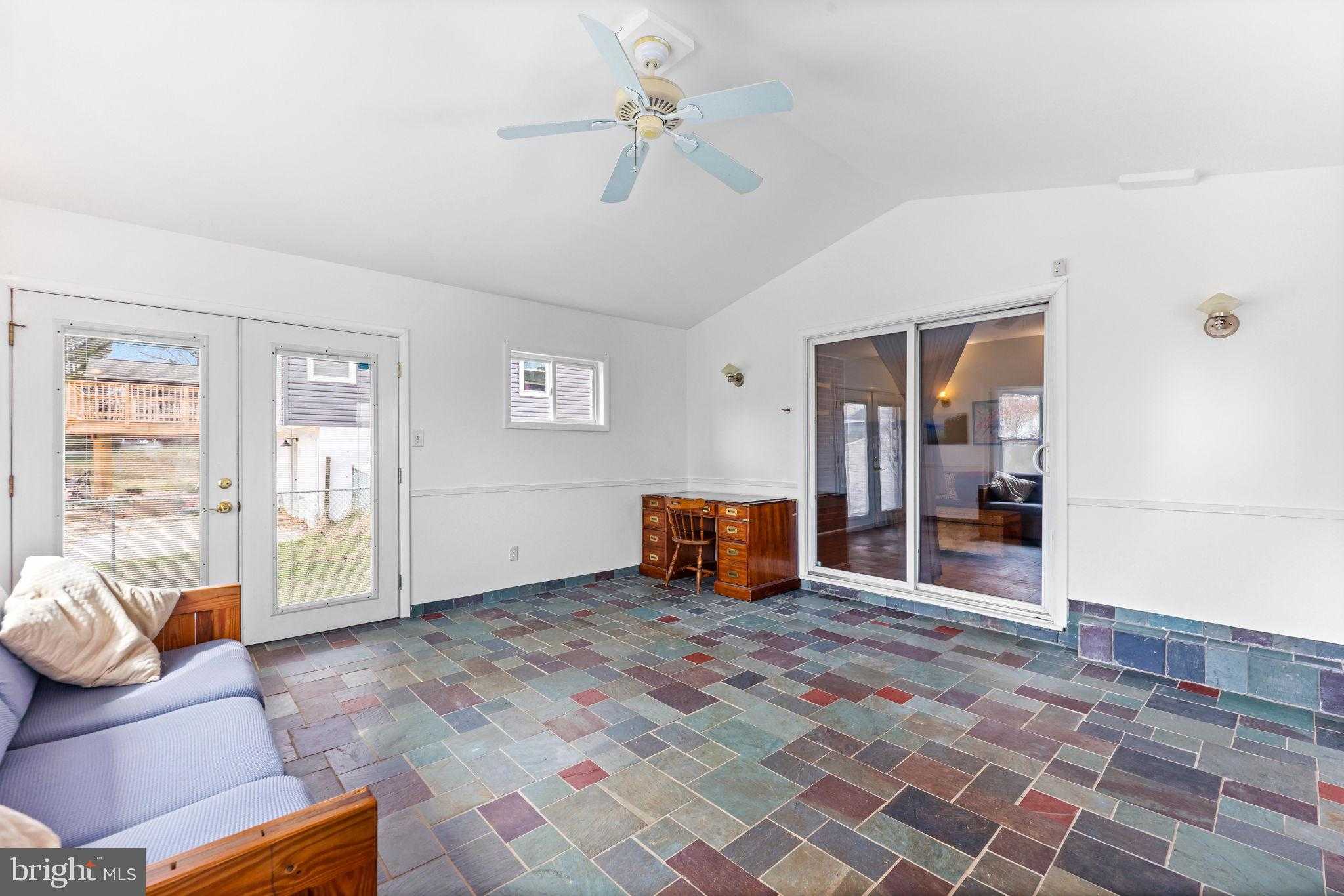 211 Bond Ave photo 28