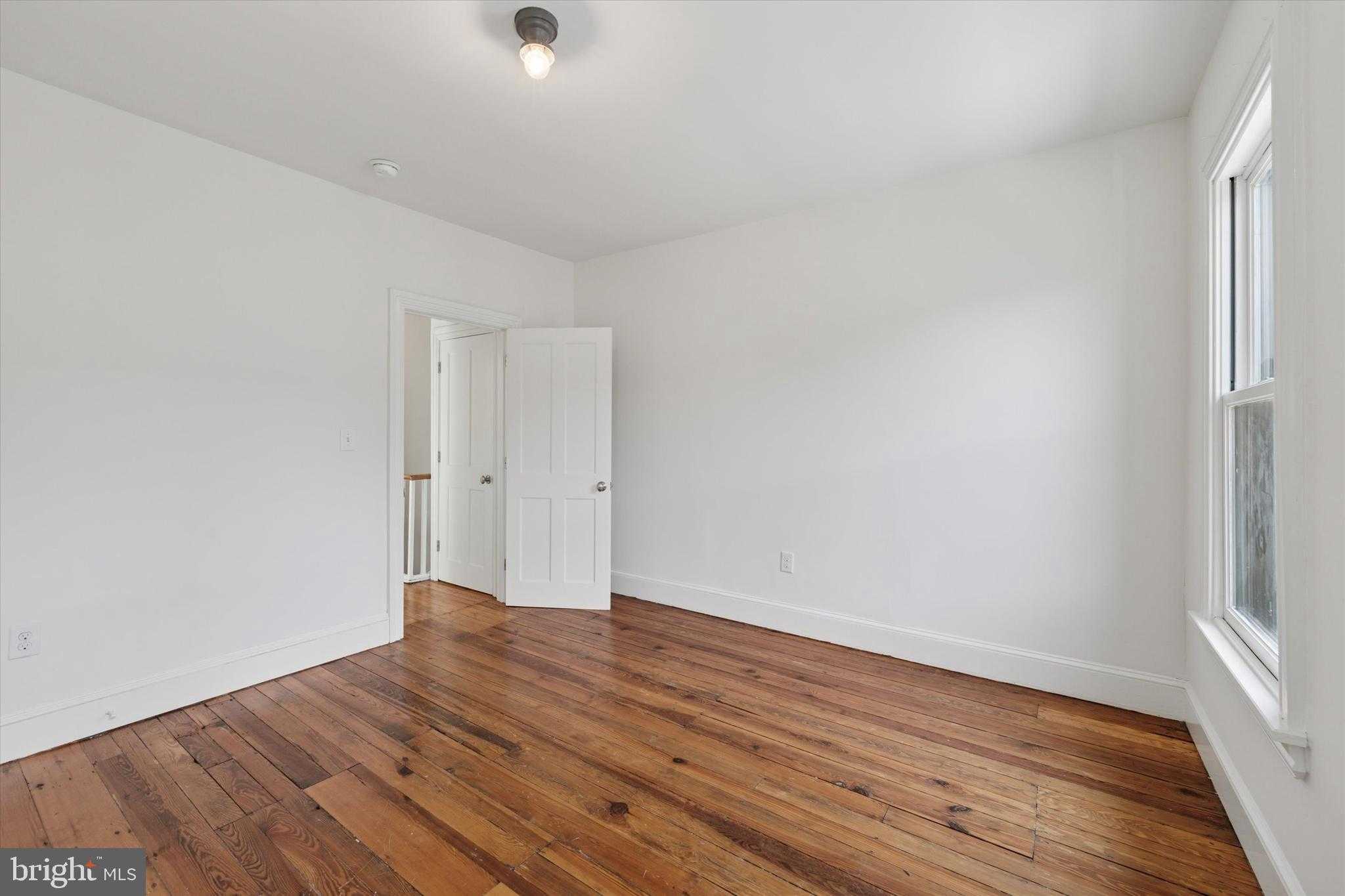 439 Mercy St photo 19