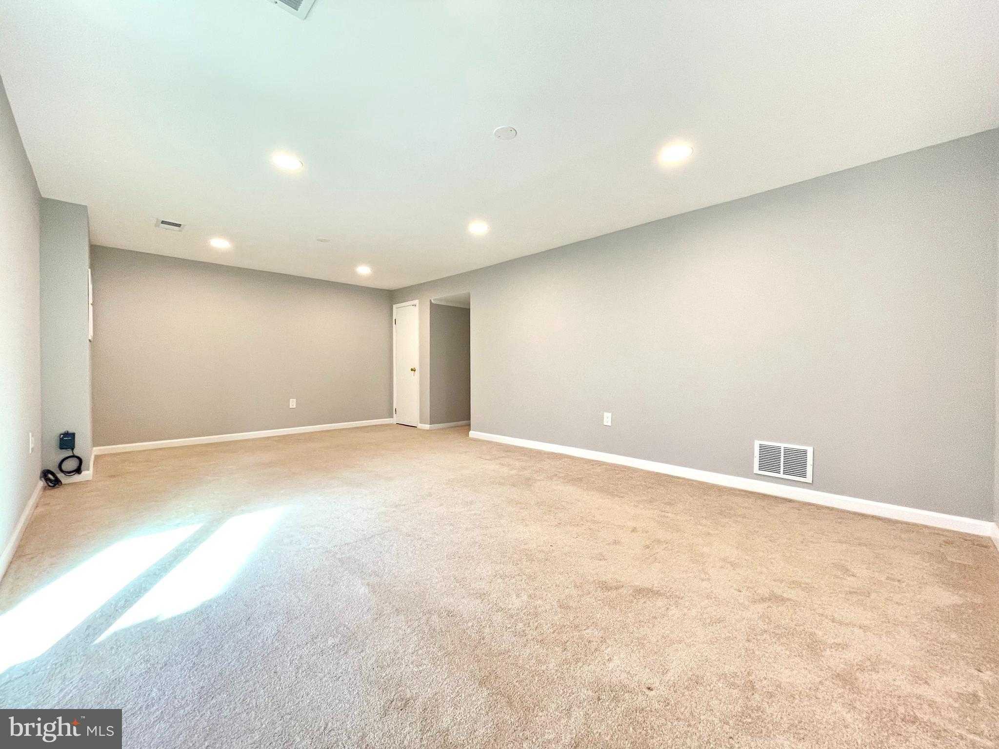 27 Chantilly CT photo 29