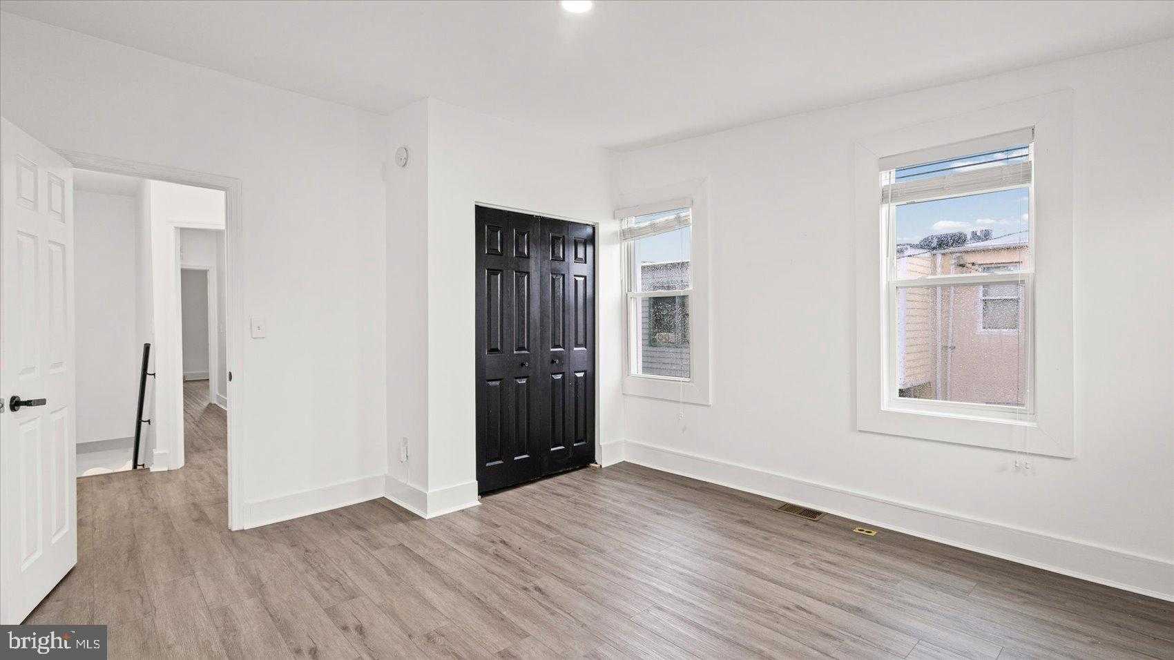 915 N Montford Ave photo 18