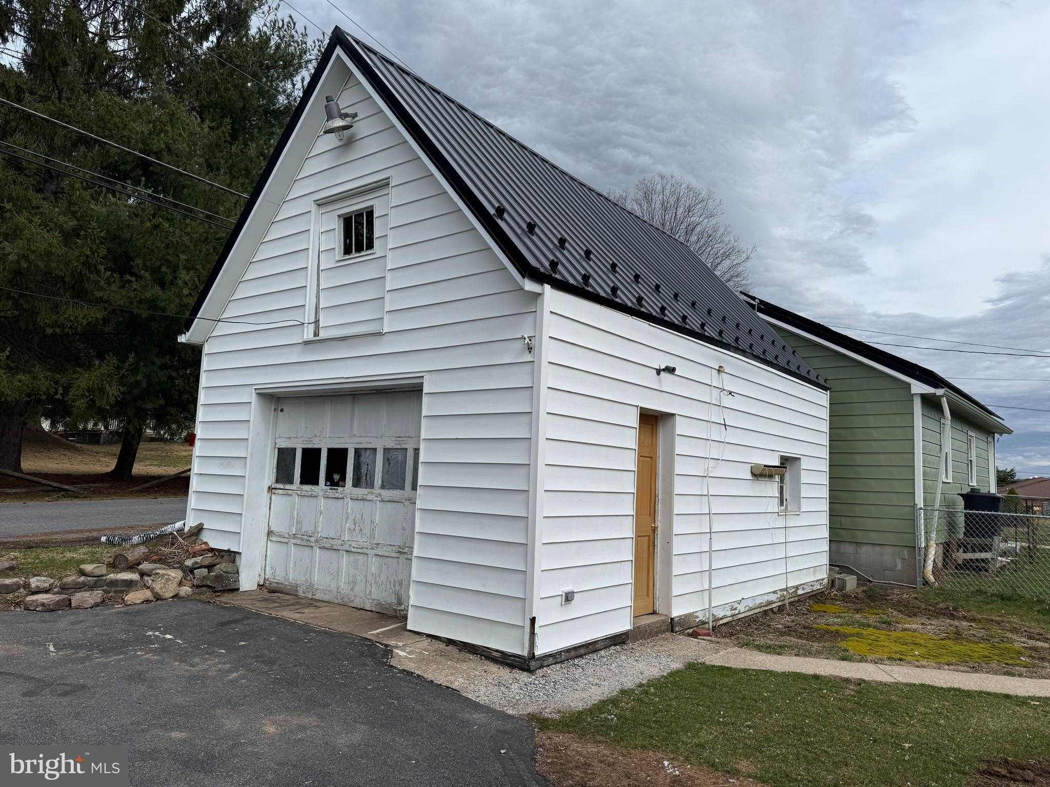 208 Woodward Ave photo 3