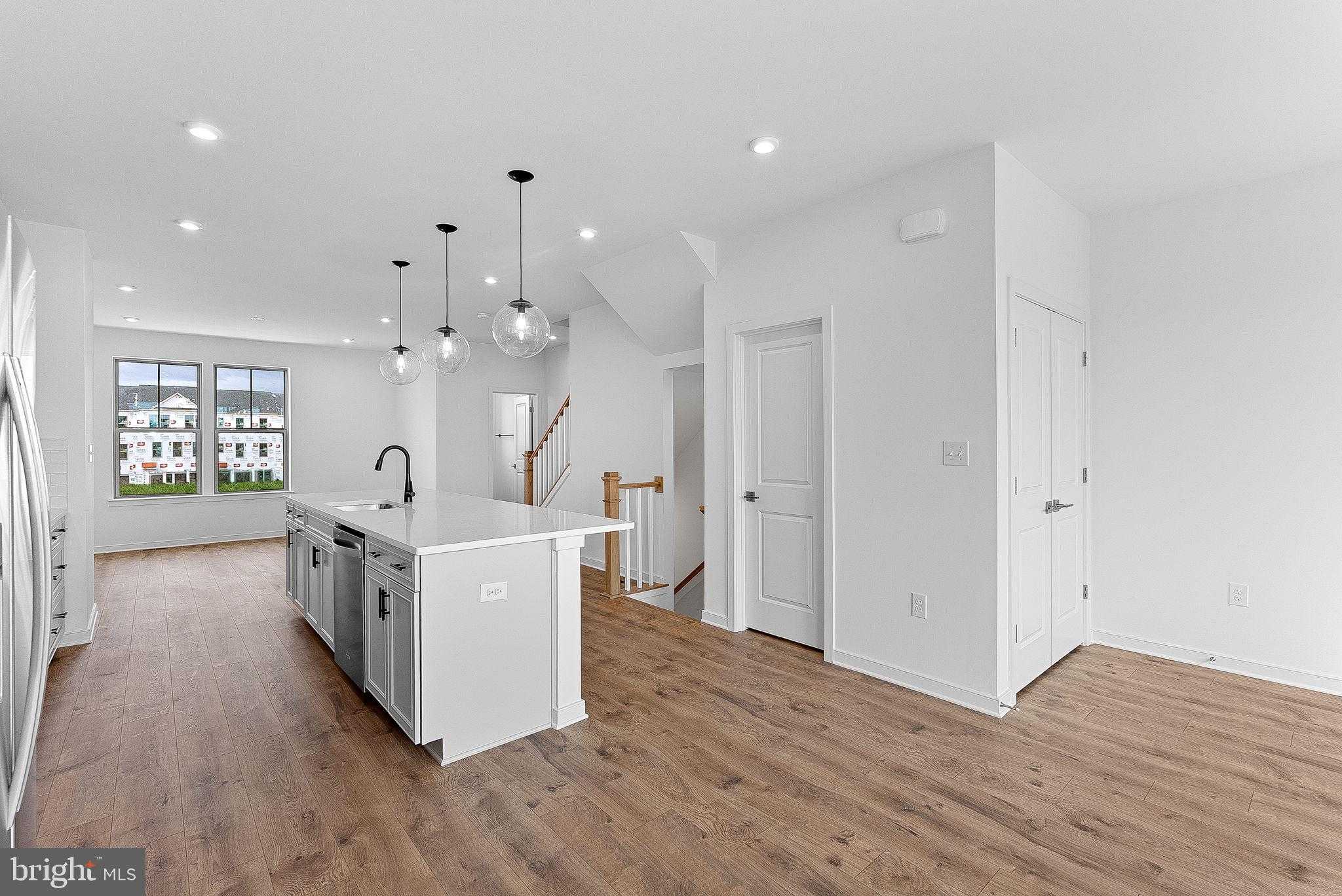 19677 Sepia Sq photo 4