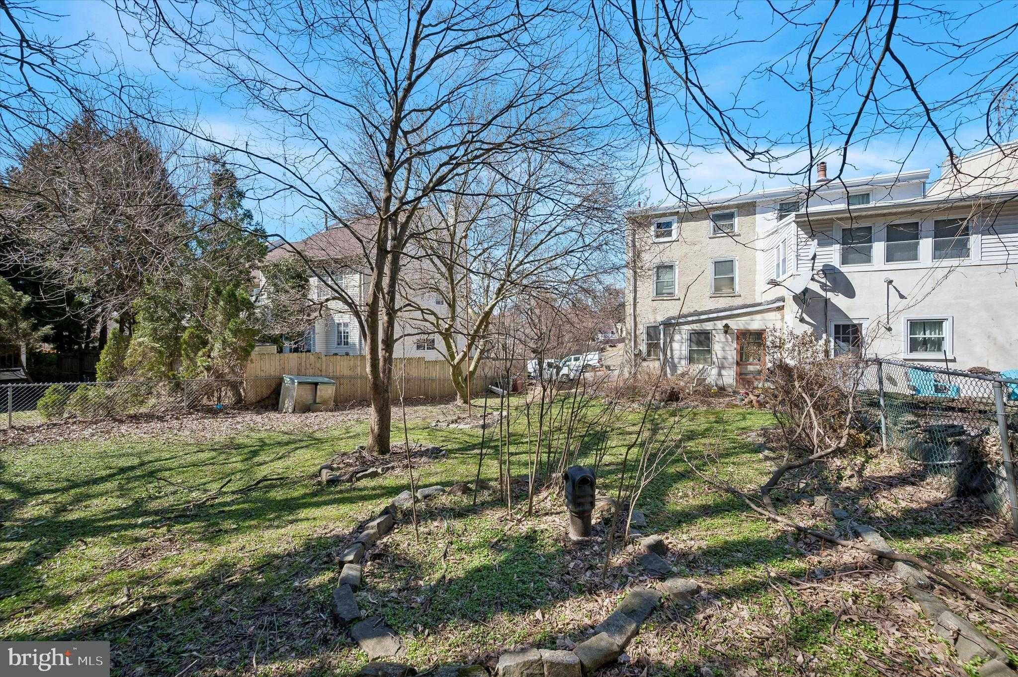 377 Parker Ave photo 10