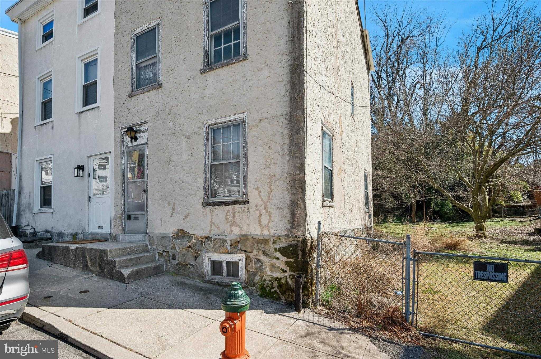 377 Parker Ave photo 2