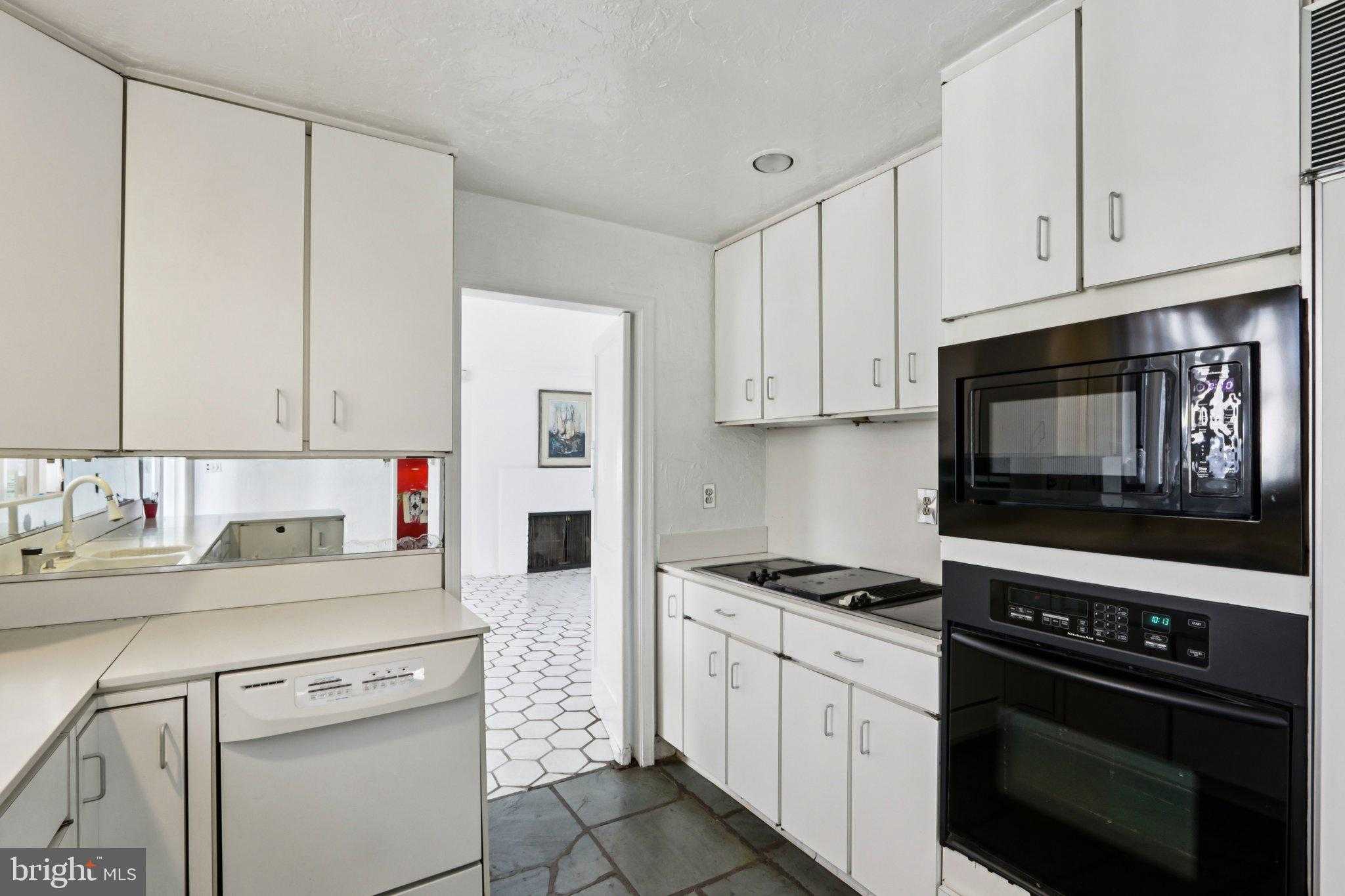 605 Arbutus St photo 18