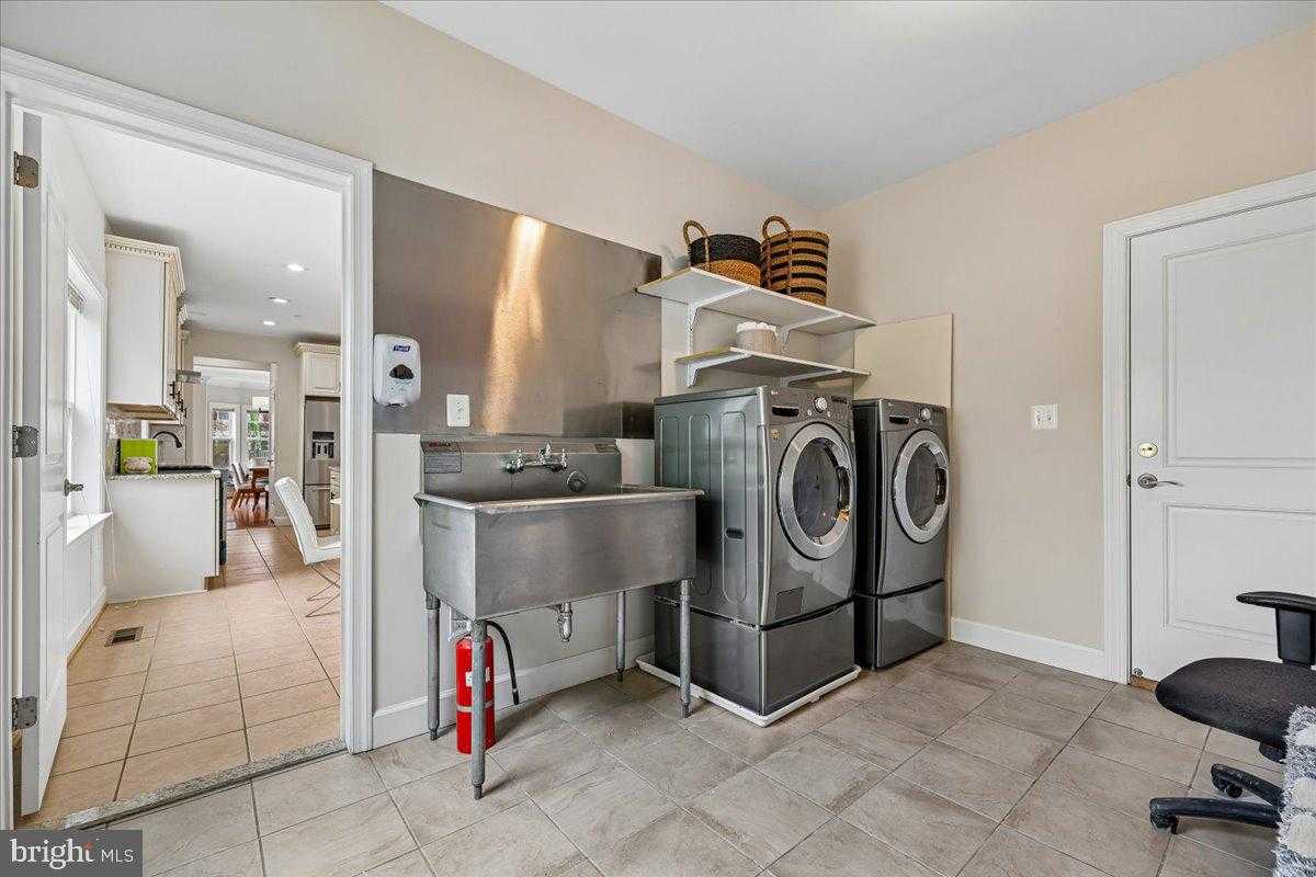 348 Howard Ave photo 11