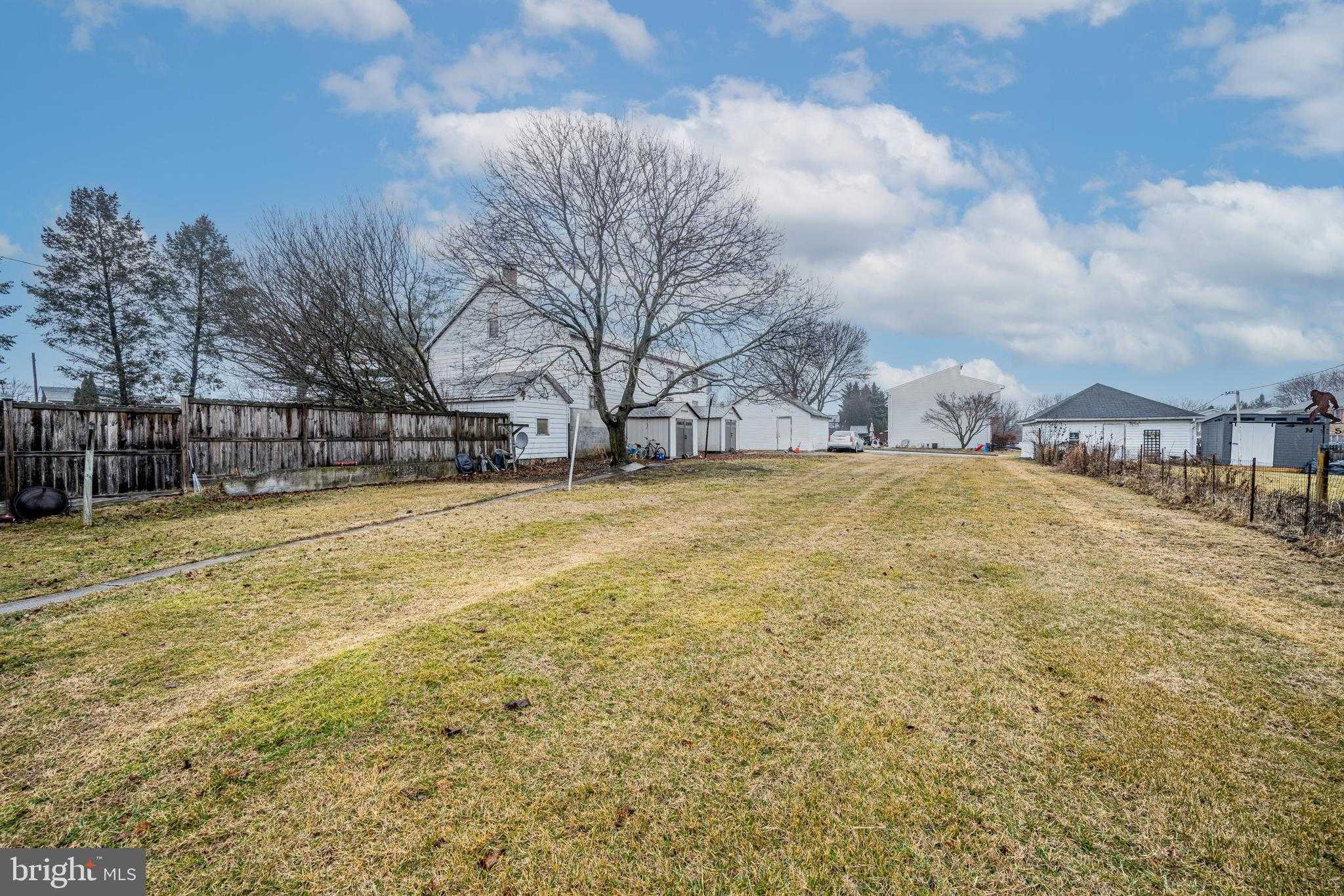 408 S Queen St photo 2