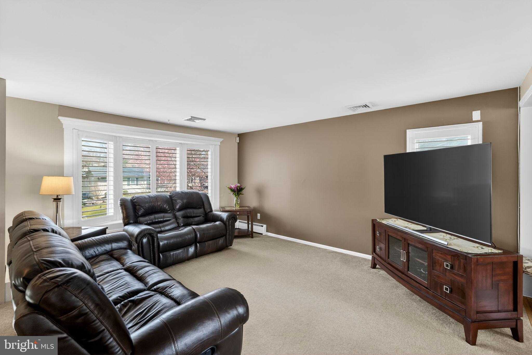 66 Henry Ave photo 8