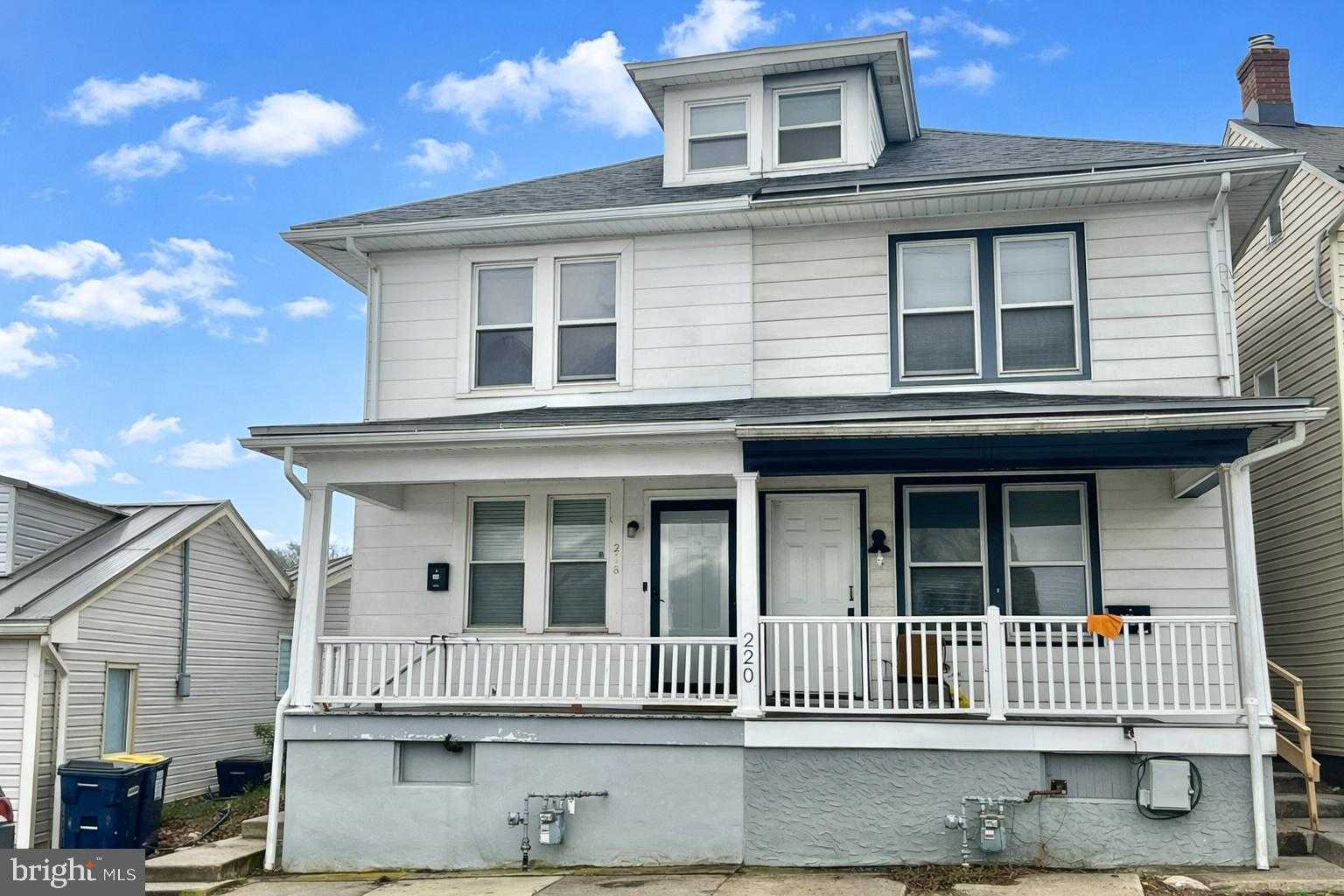 218 W Franklin St photo 2