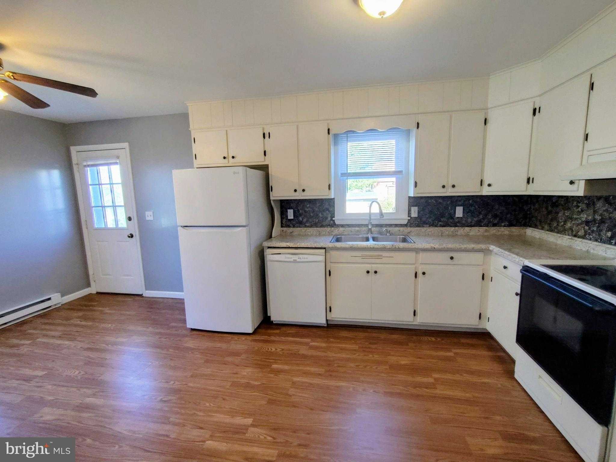 827 S Locust St photo 7