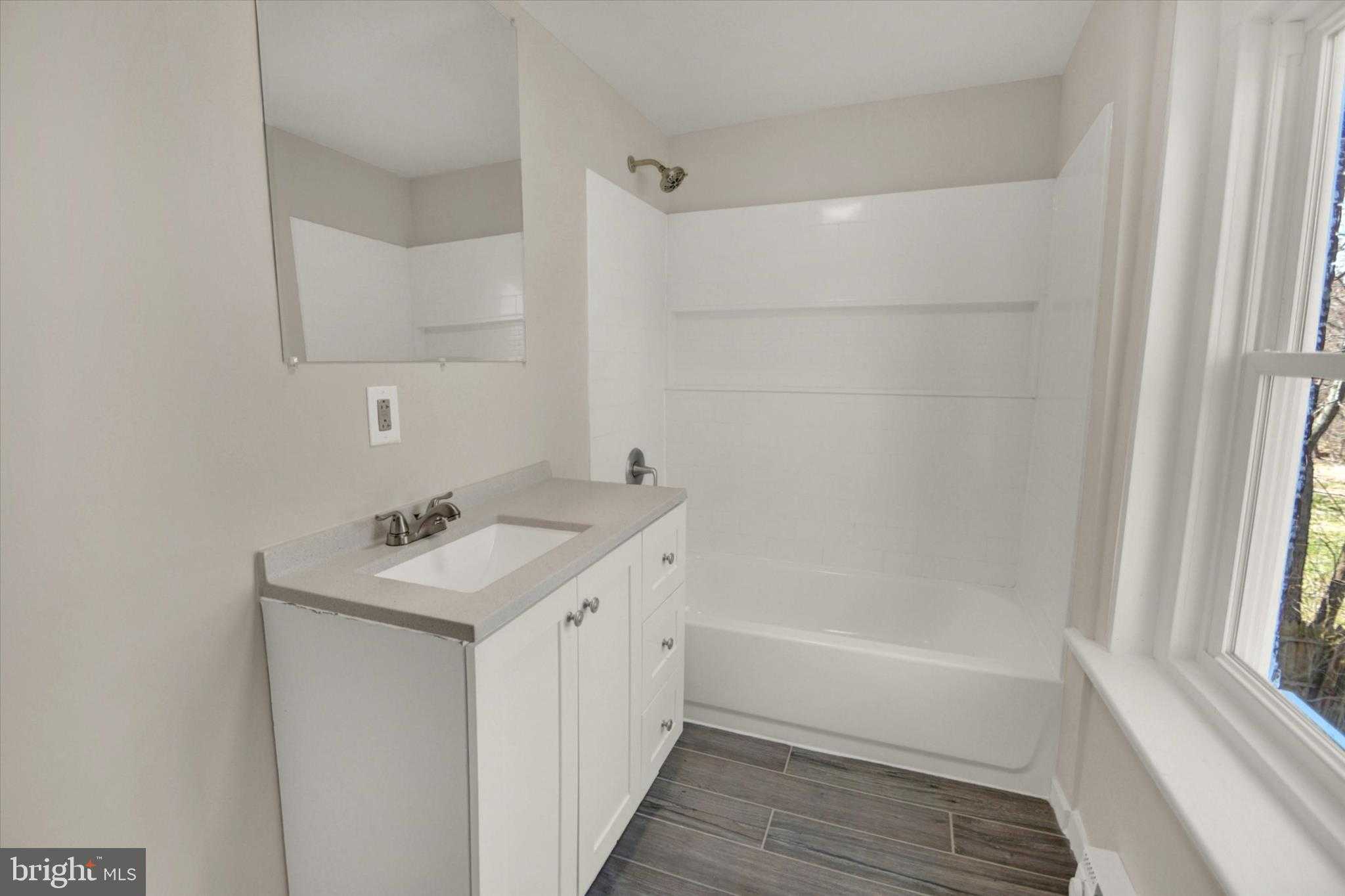 517 W 5th St photo 18