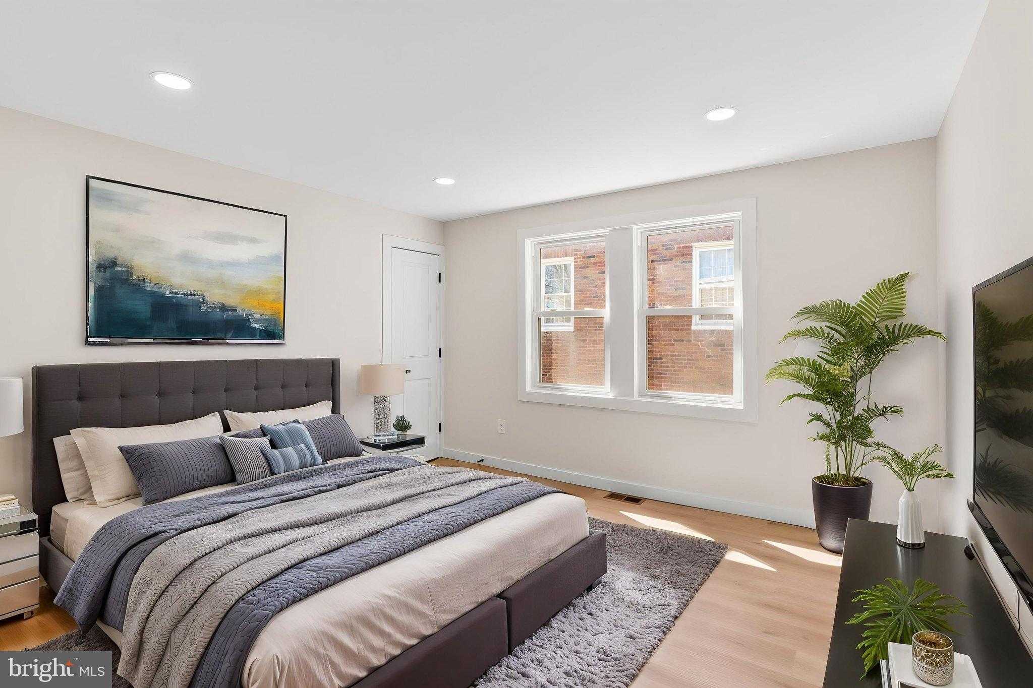 942 E Dorset St photo 16