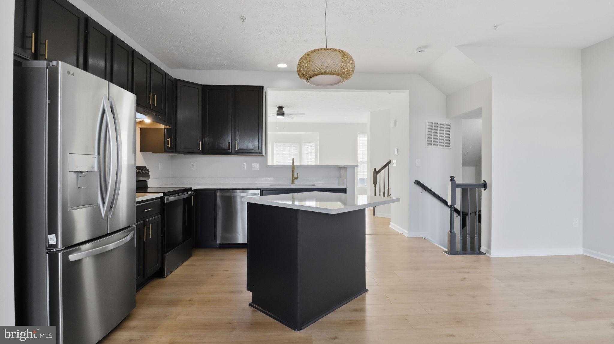 1404 Pangbourne Way photo 3