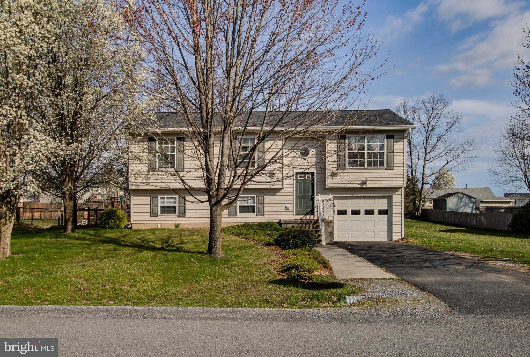 140 Thoreau Dr, Inwood