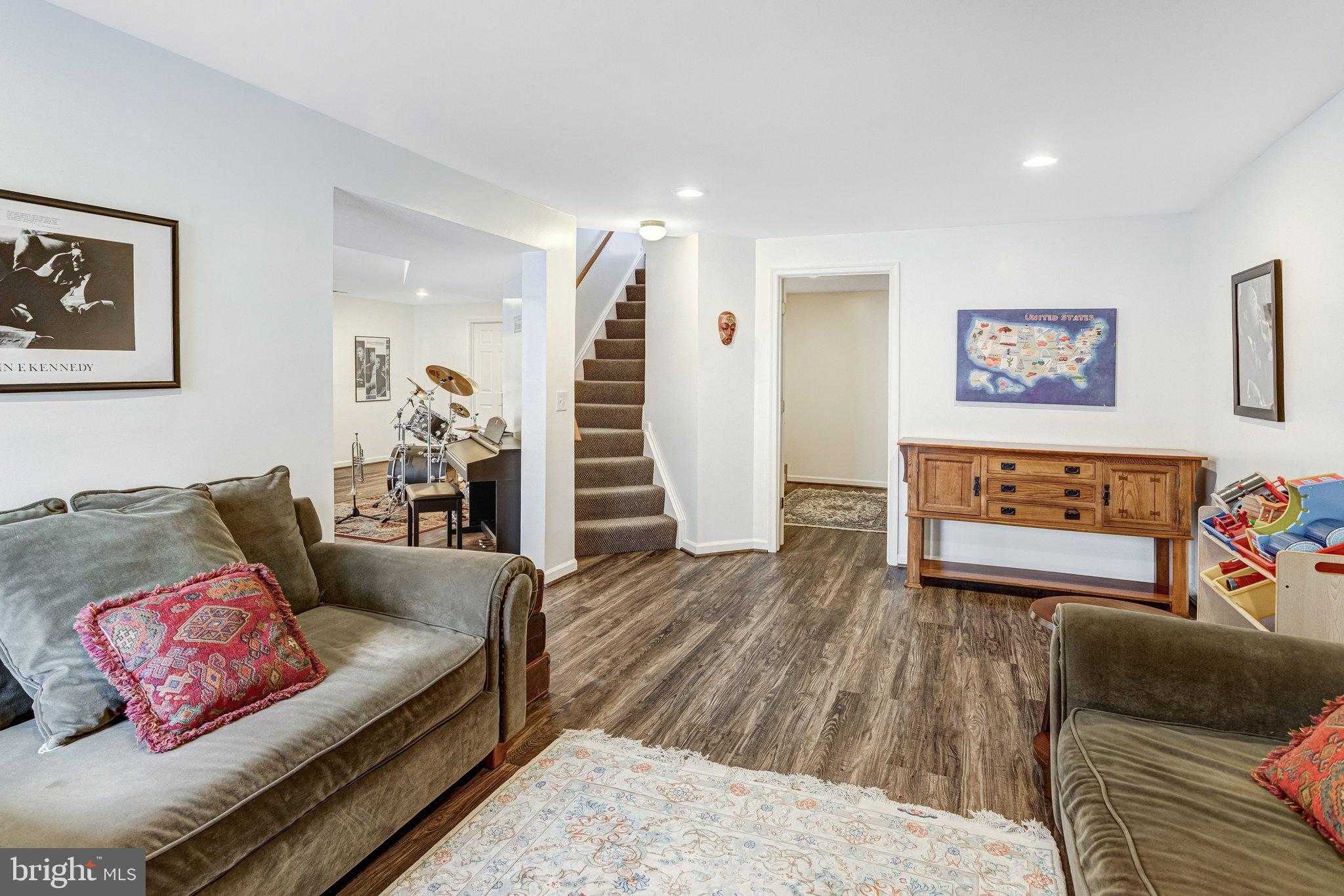 1004 Oakwood CT photo 44