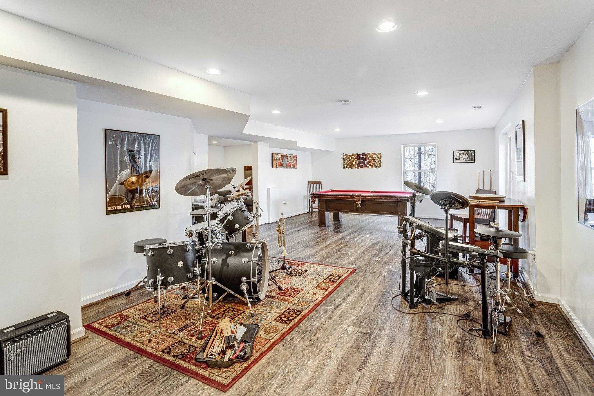 1004 Oakwood CT photo 50