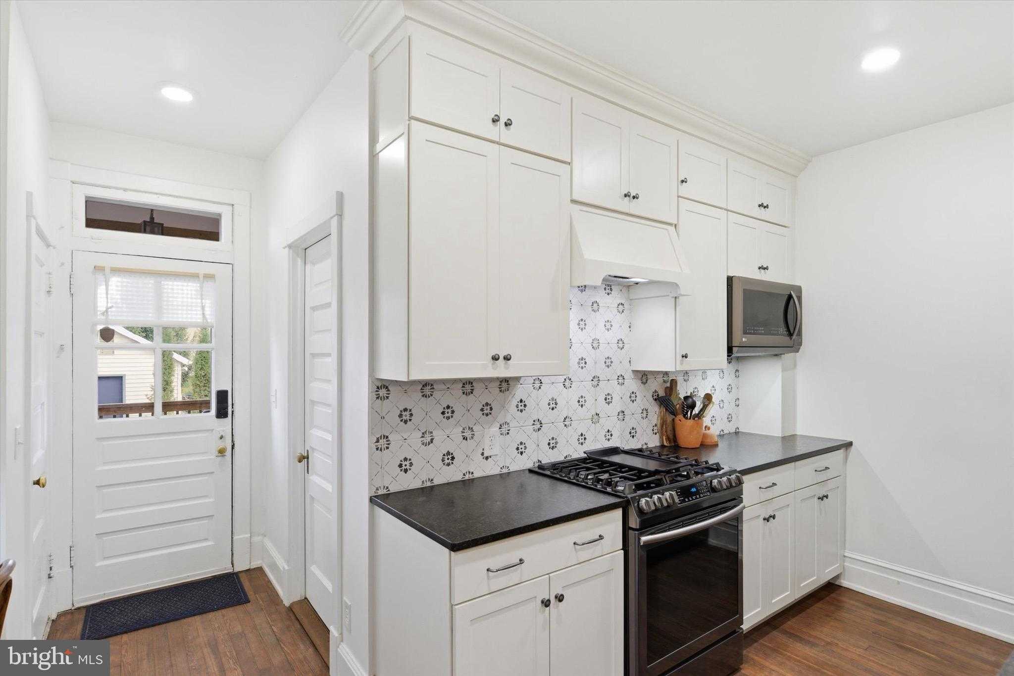 228 Lewis St photo 9