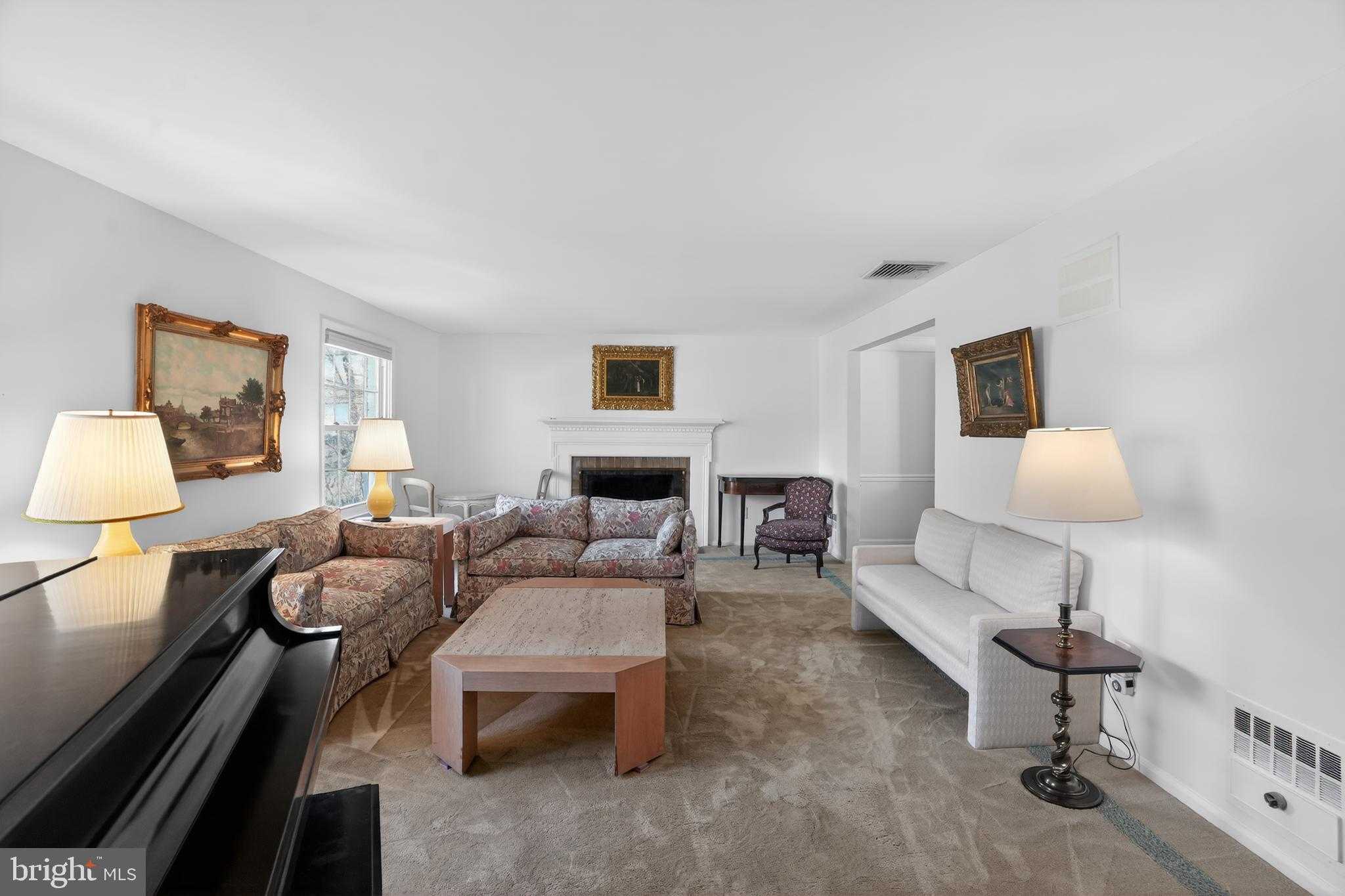 211 Fairfield Dr photo 2