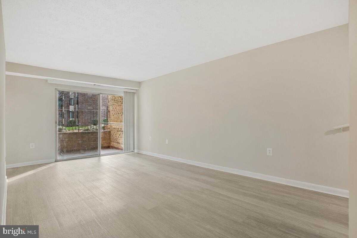 7804 Hanover Pkwy Apt 282 photo 4