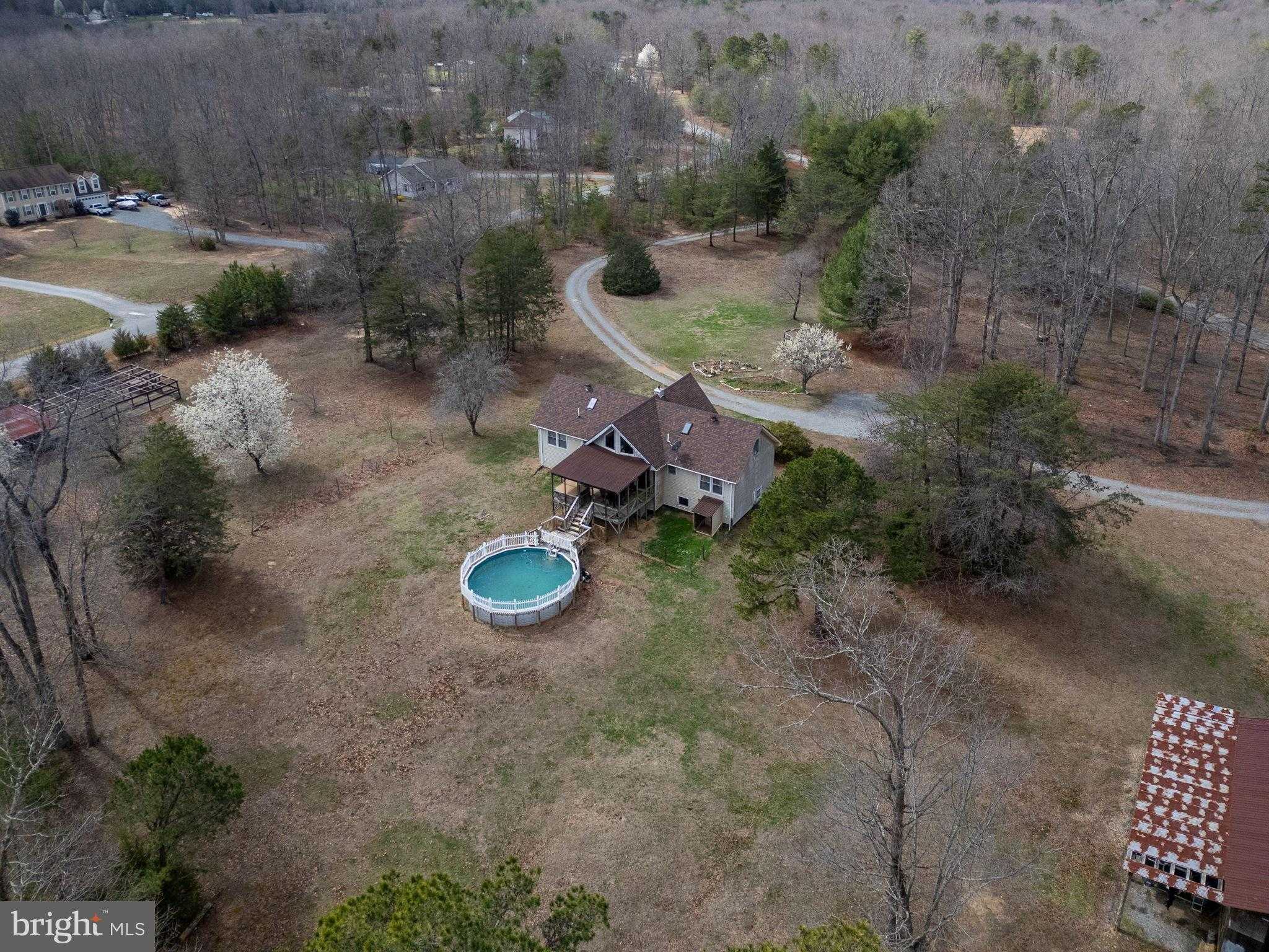 586 Jacoby Rd photo 2