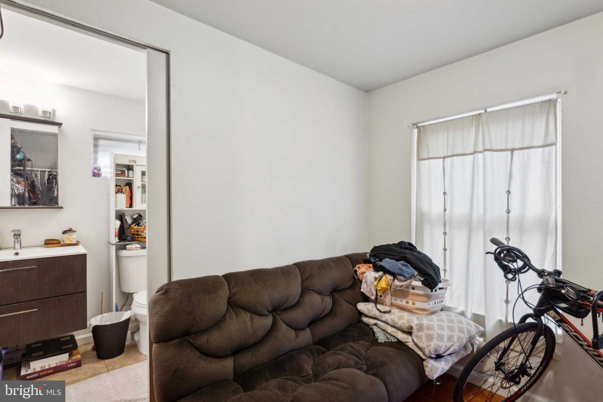 1945 Nicholas St photo 35