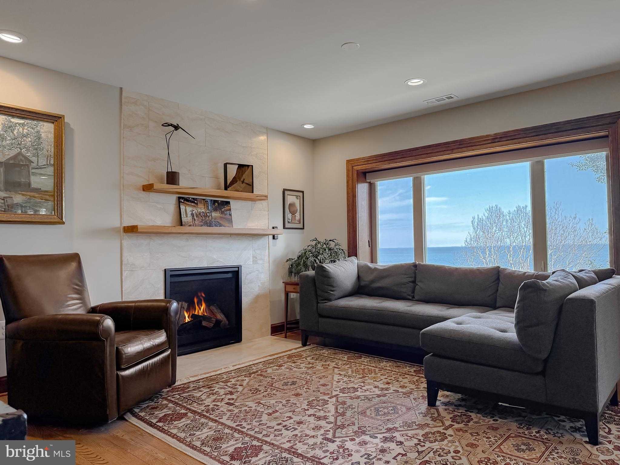 1586 Laurel Rd photo 3