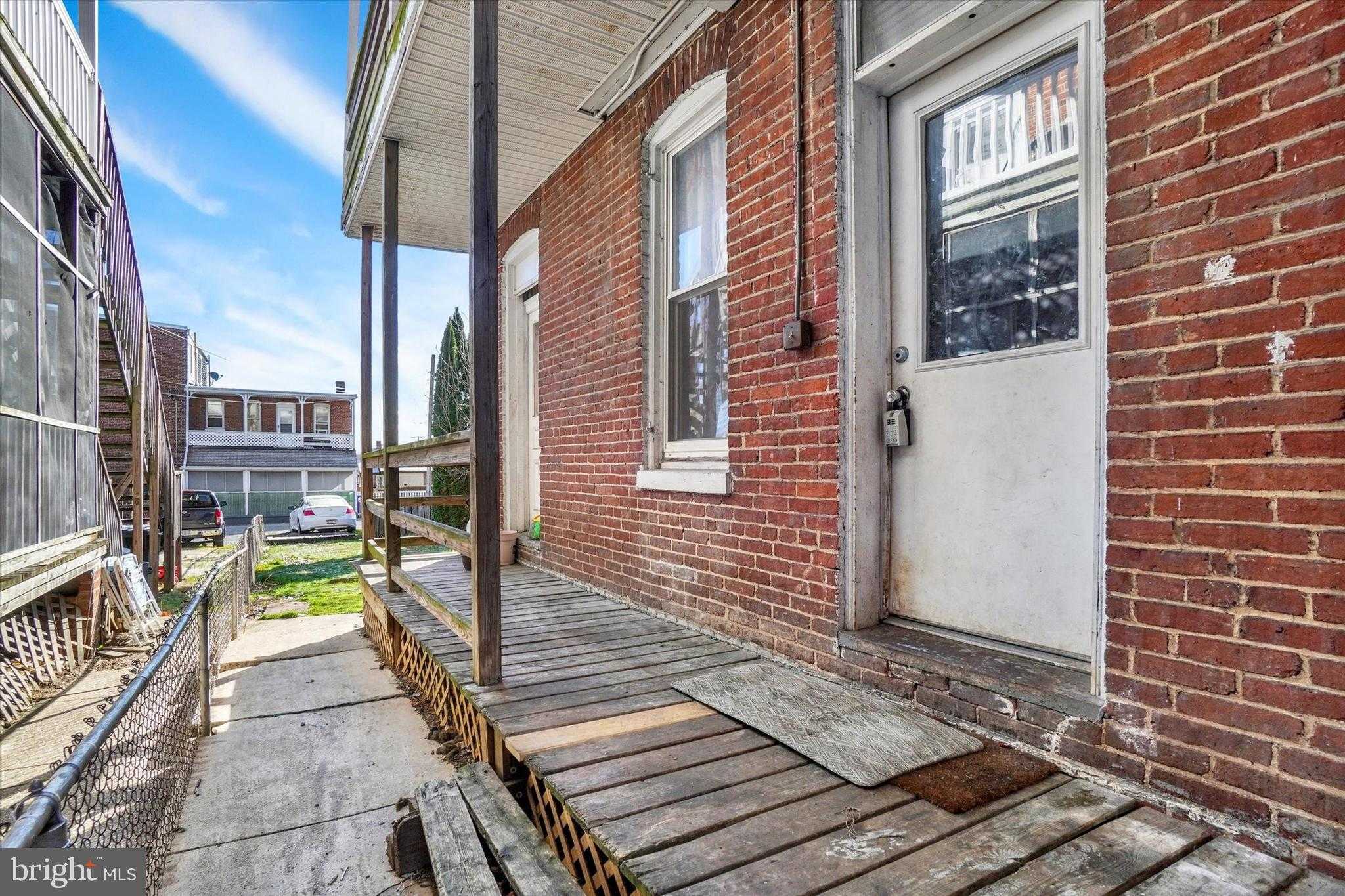 1323 N George St photo 24