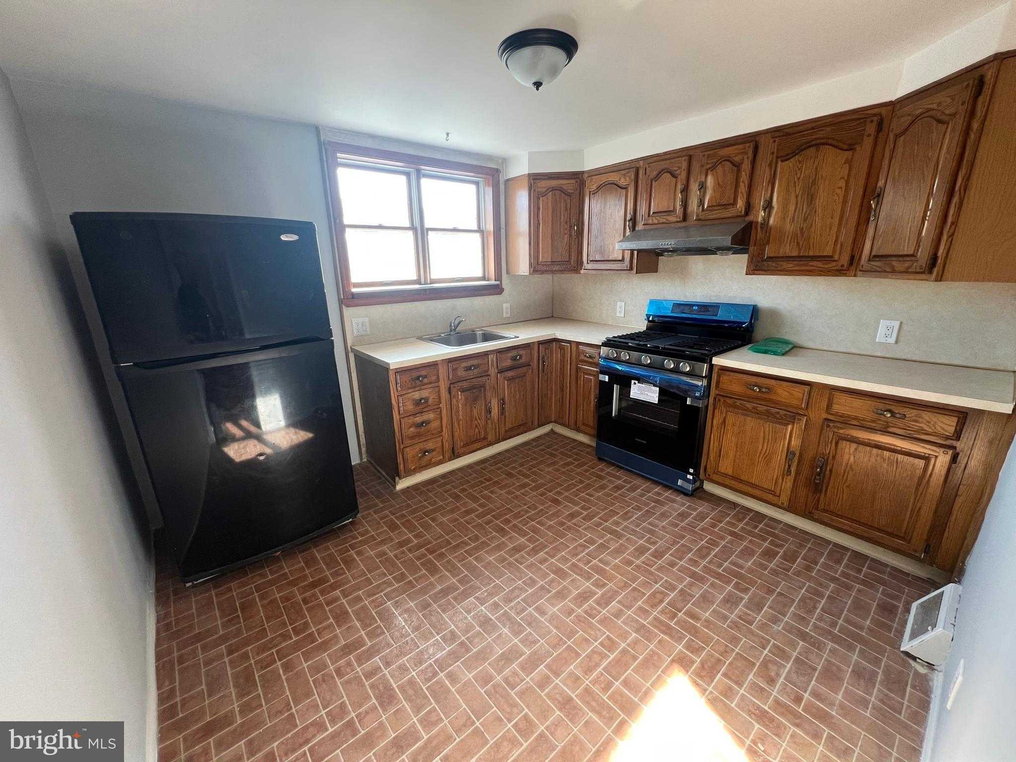 2056 Robbins Ave photo 4