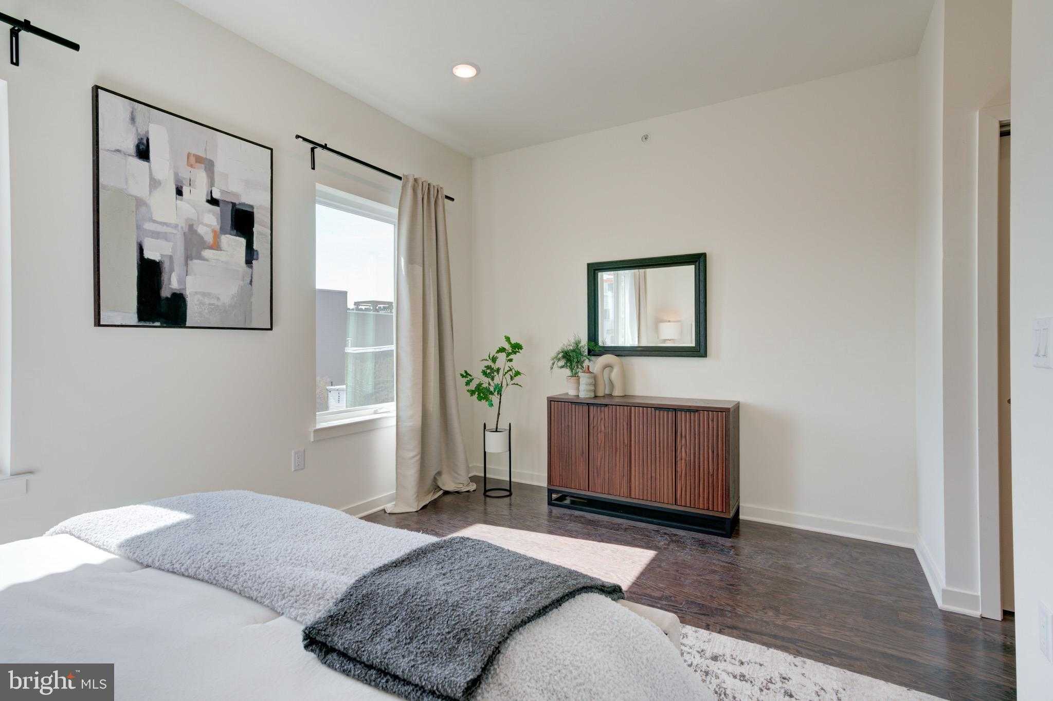 2478 Emerald St photo 4