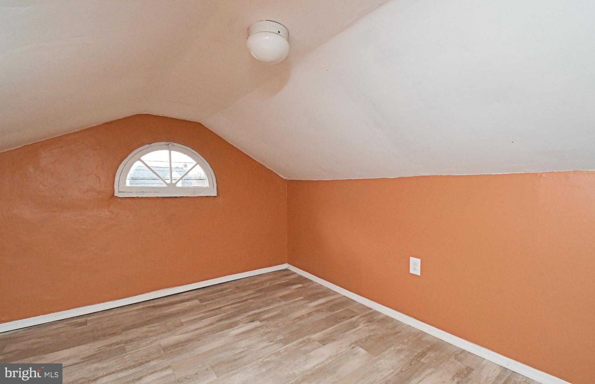 20 E Howard St photo 11