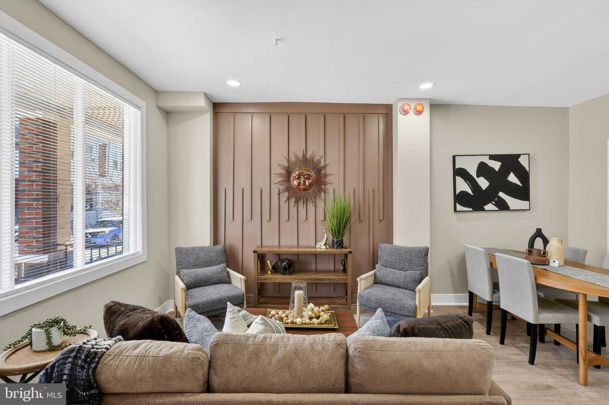 2518 S American St photo 4