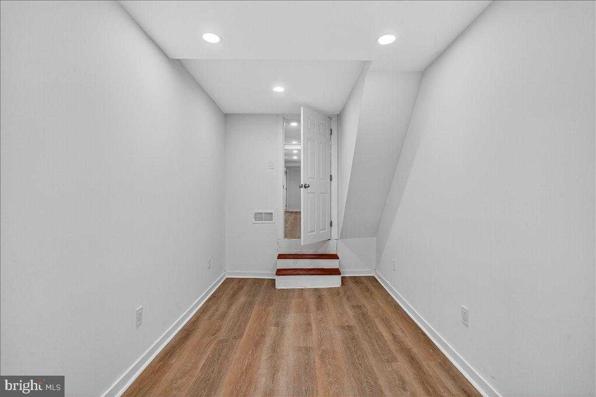 6737 N Smedley St photo 29