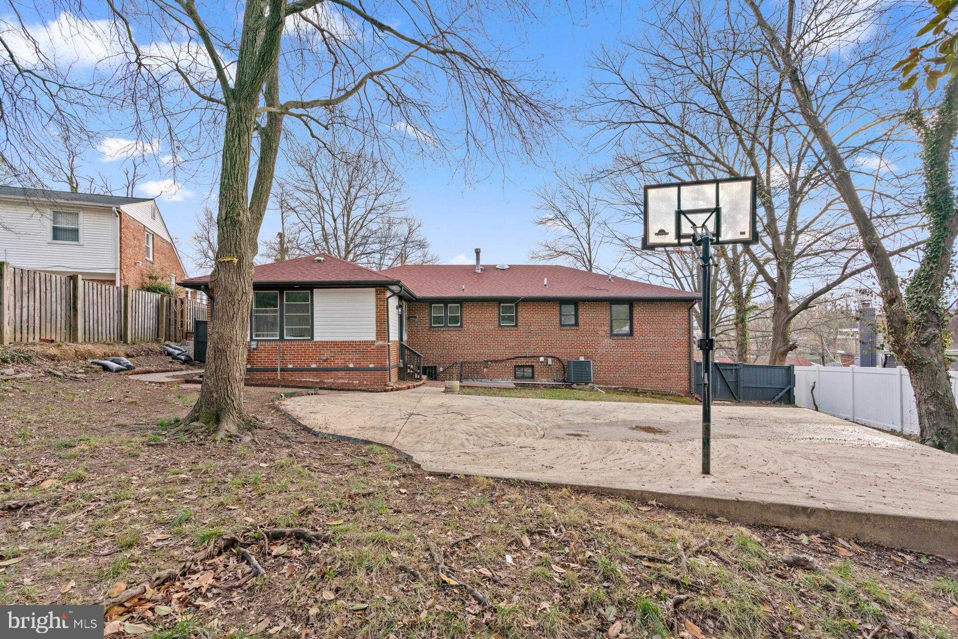 2402 Fairlawn St photo 41