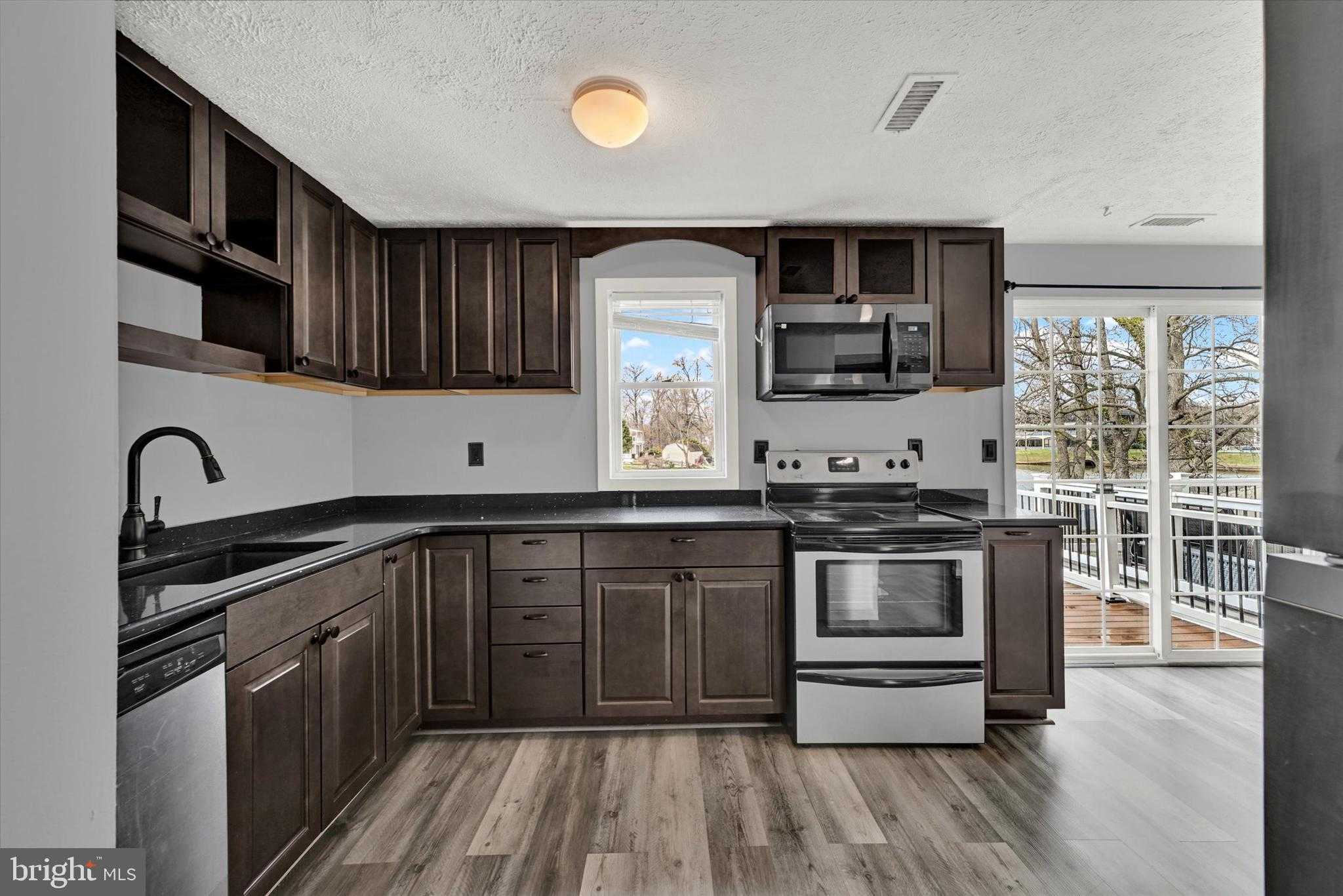 128 Ravenswood CT photo 5