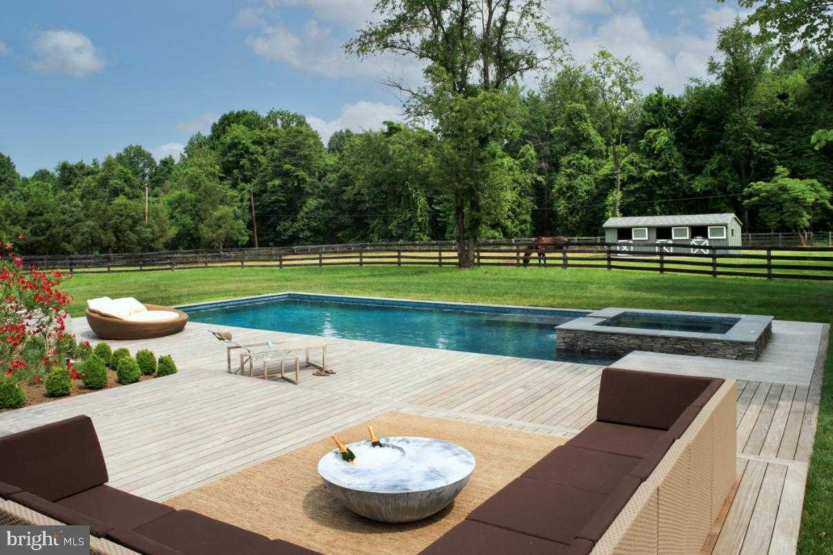 11748 Thomas Ave photo 2