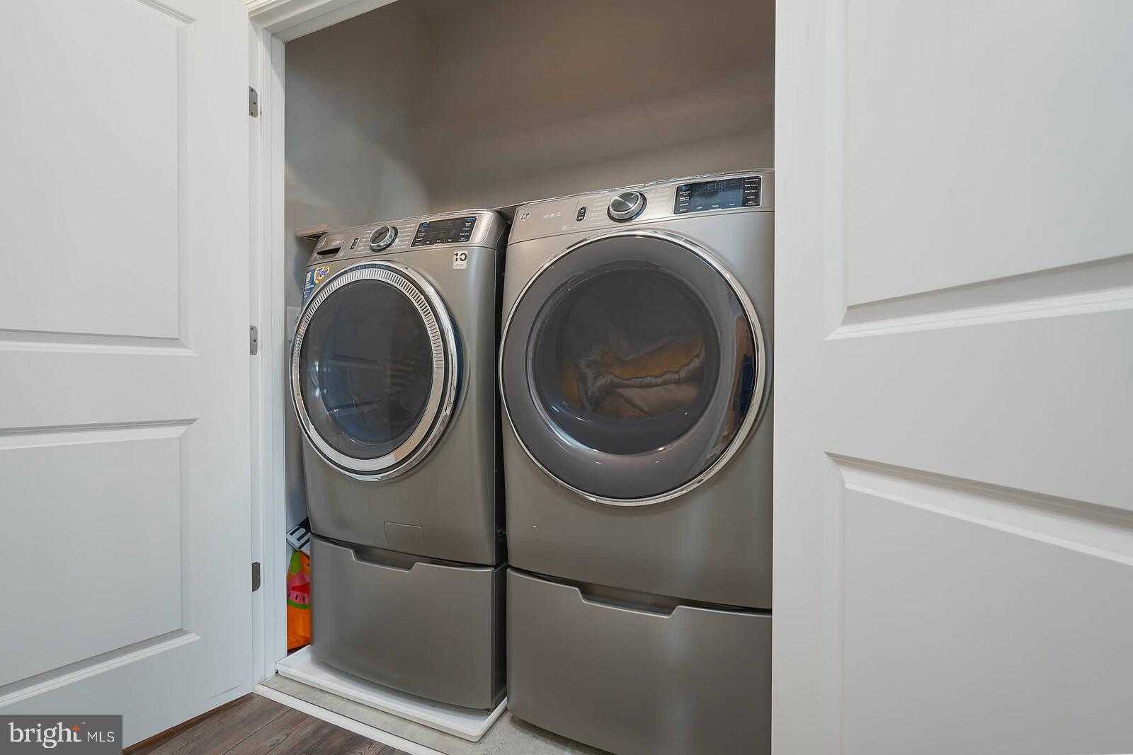 929 Rockwell Ave photo 30