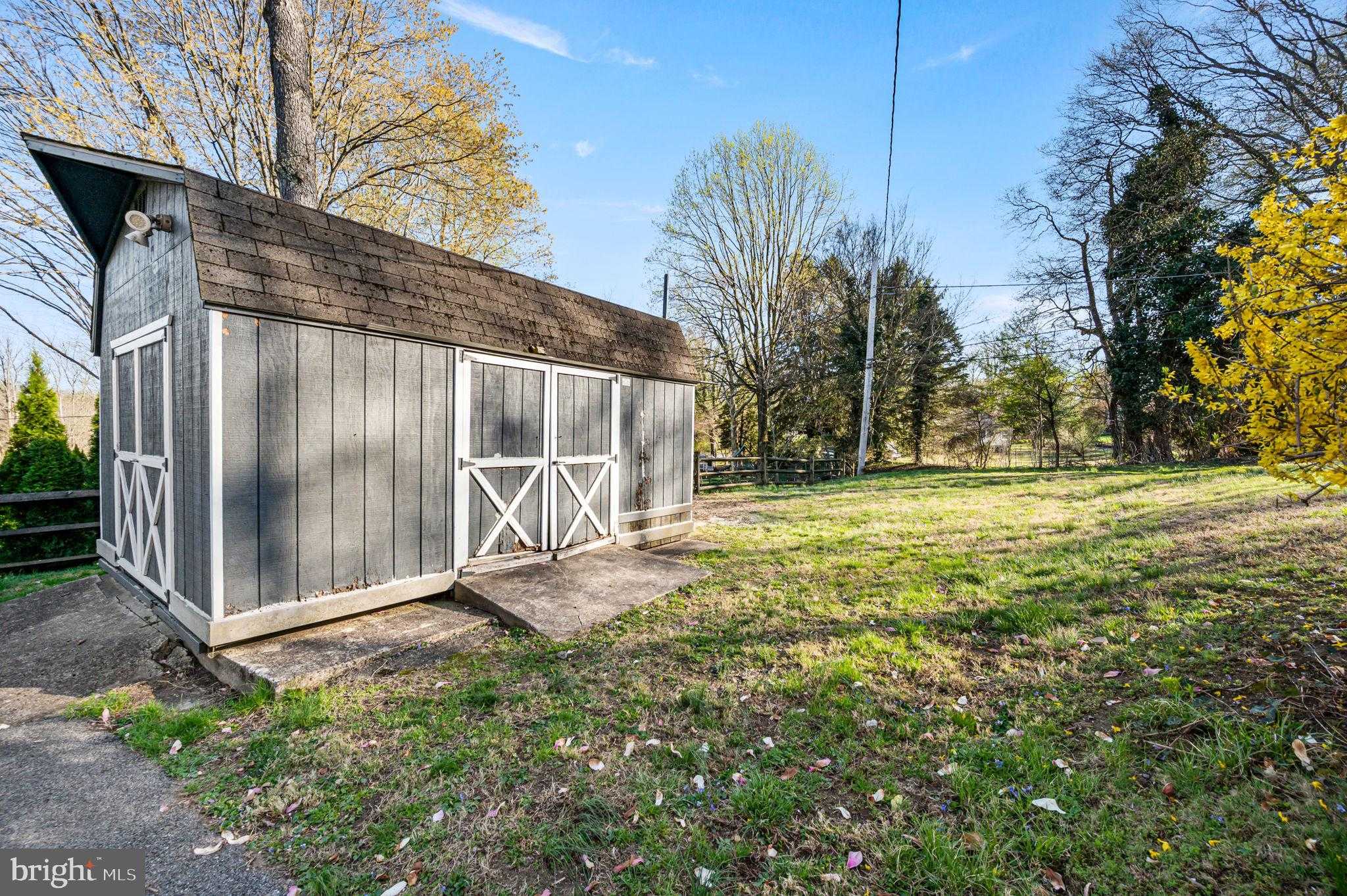 319 Crestview Cir photo 3