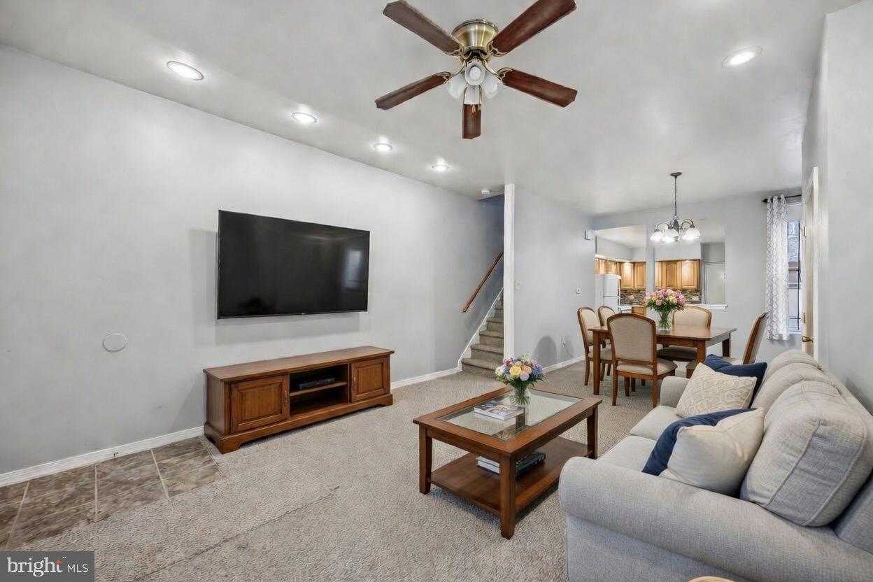 2009 N Gratz St photo 2