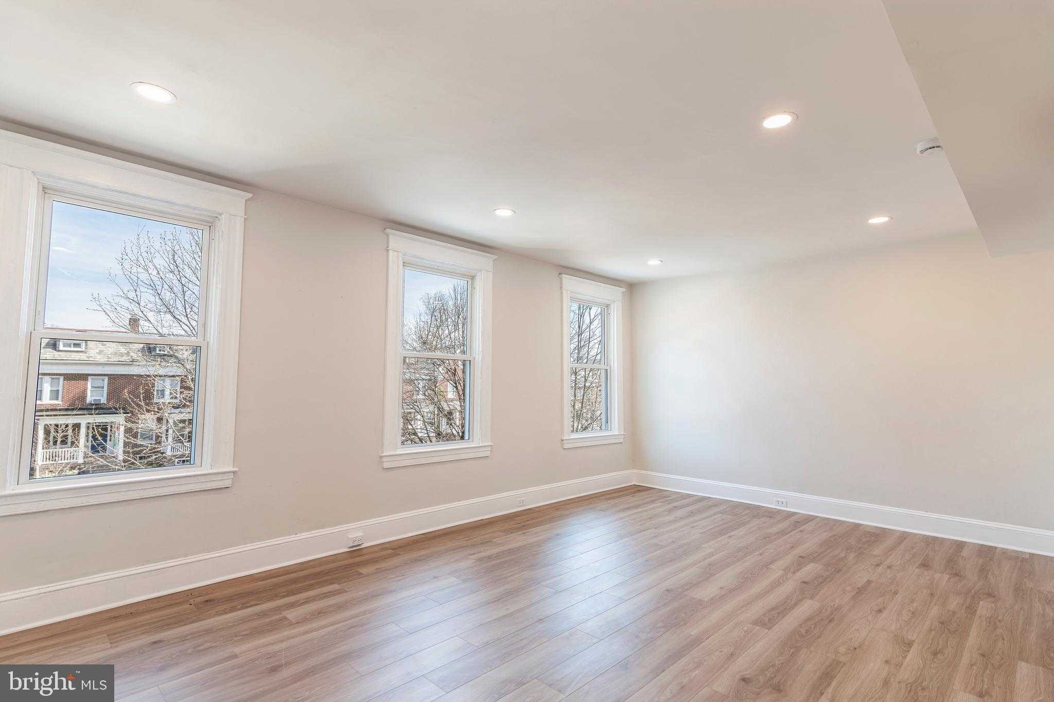 319 E University Pkwy photo 21