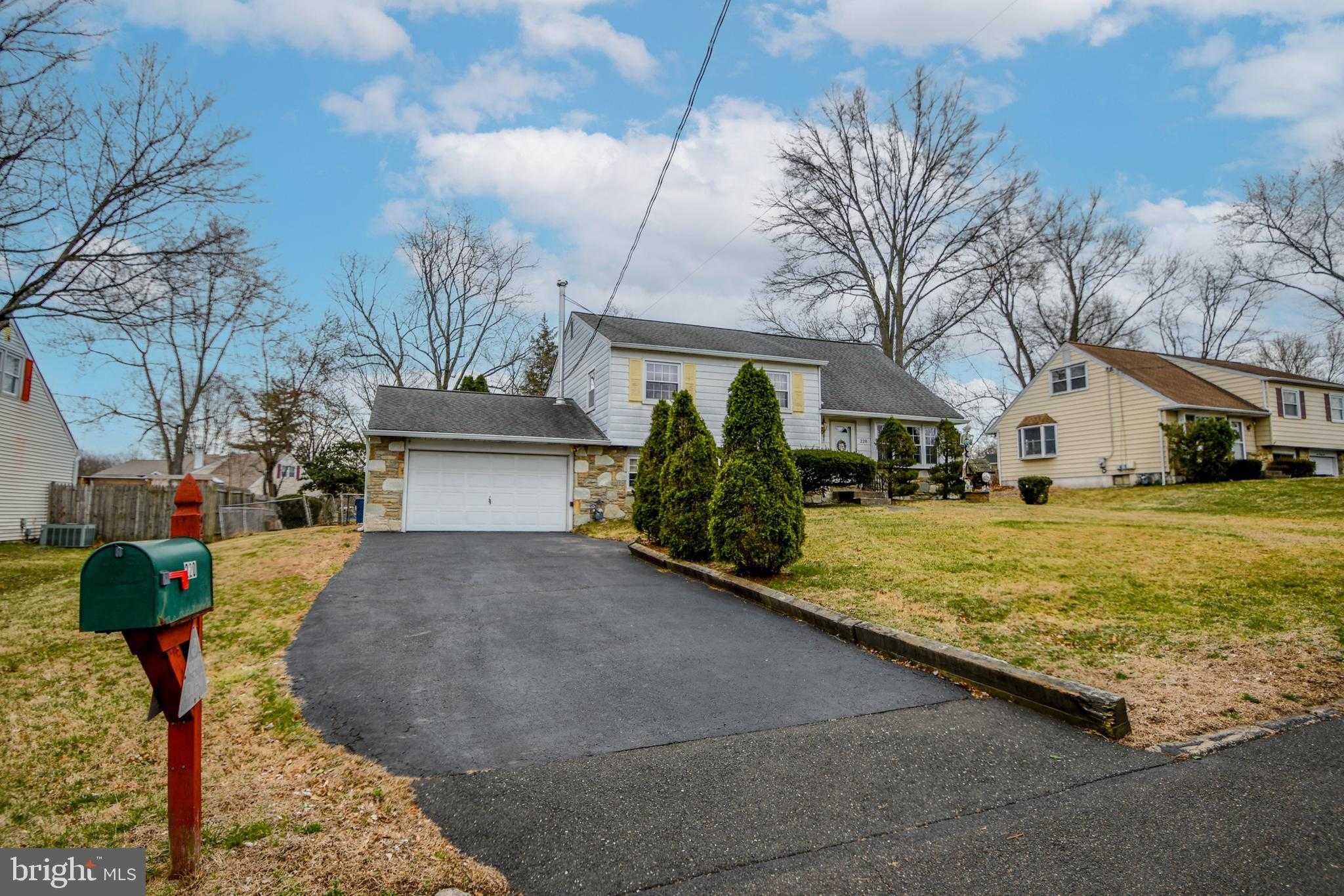 220 Hampshire Dr photo 13