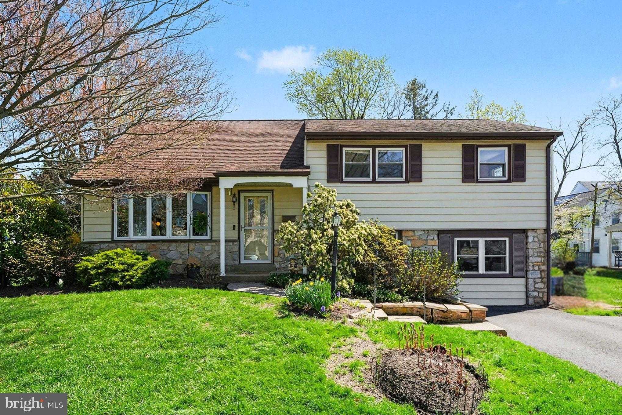 256 Woodlawn Dr photo 2