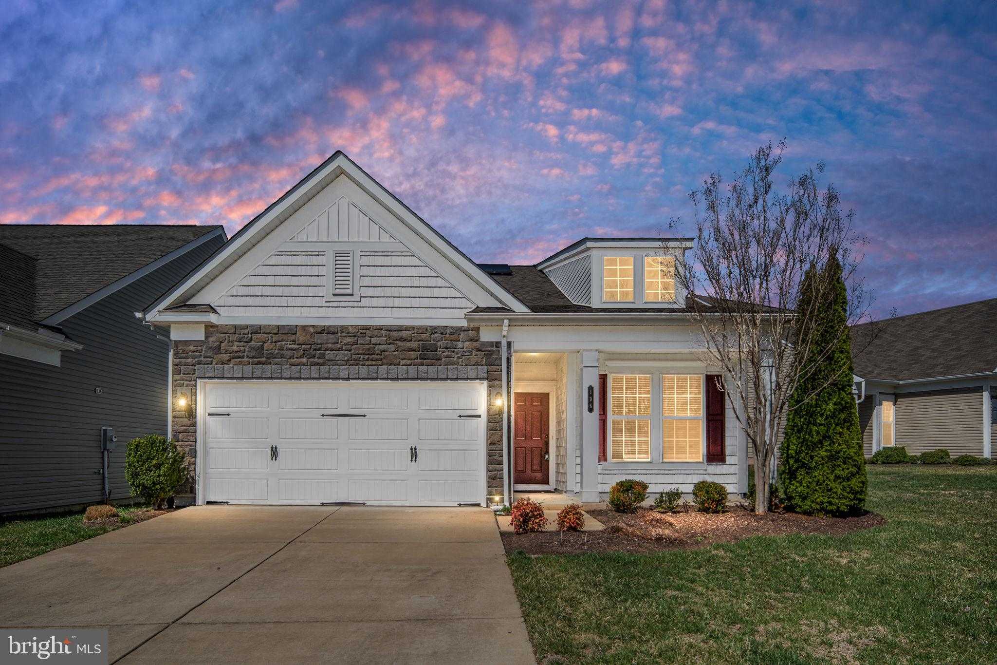 196 Denison St photo 2