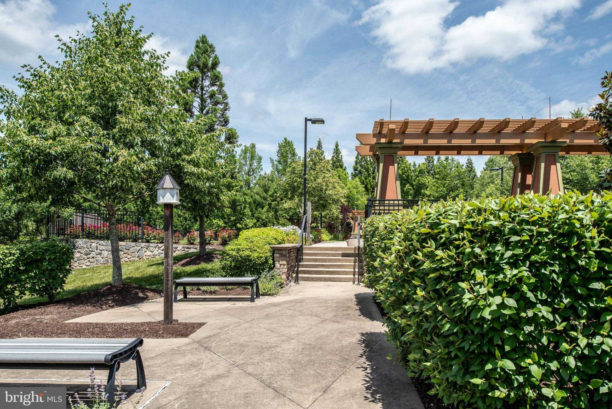 196 Denison St photo 61