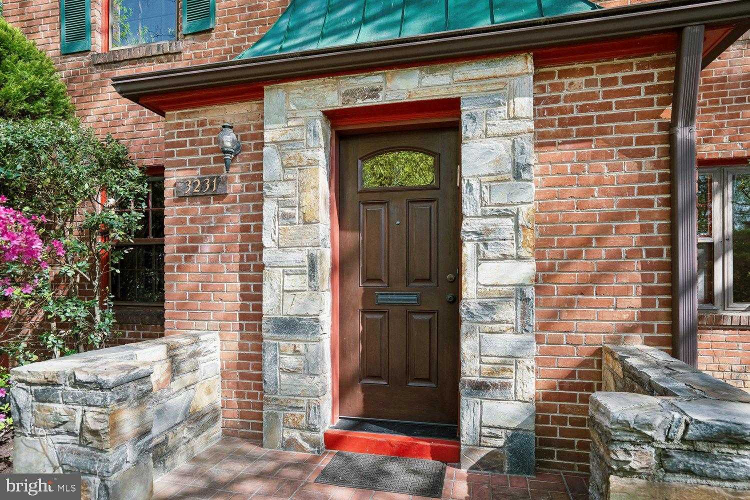 3231 Coquelin Ter photo 2