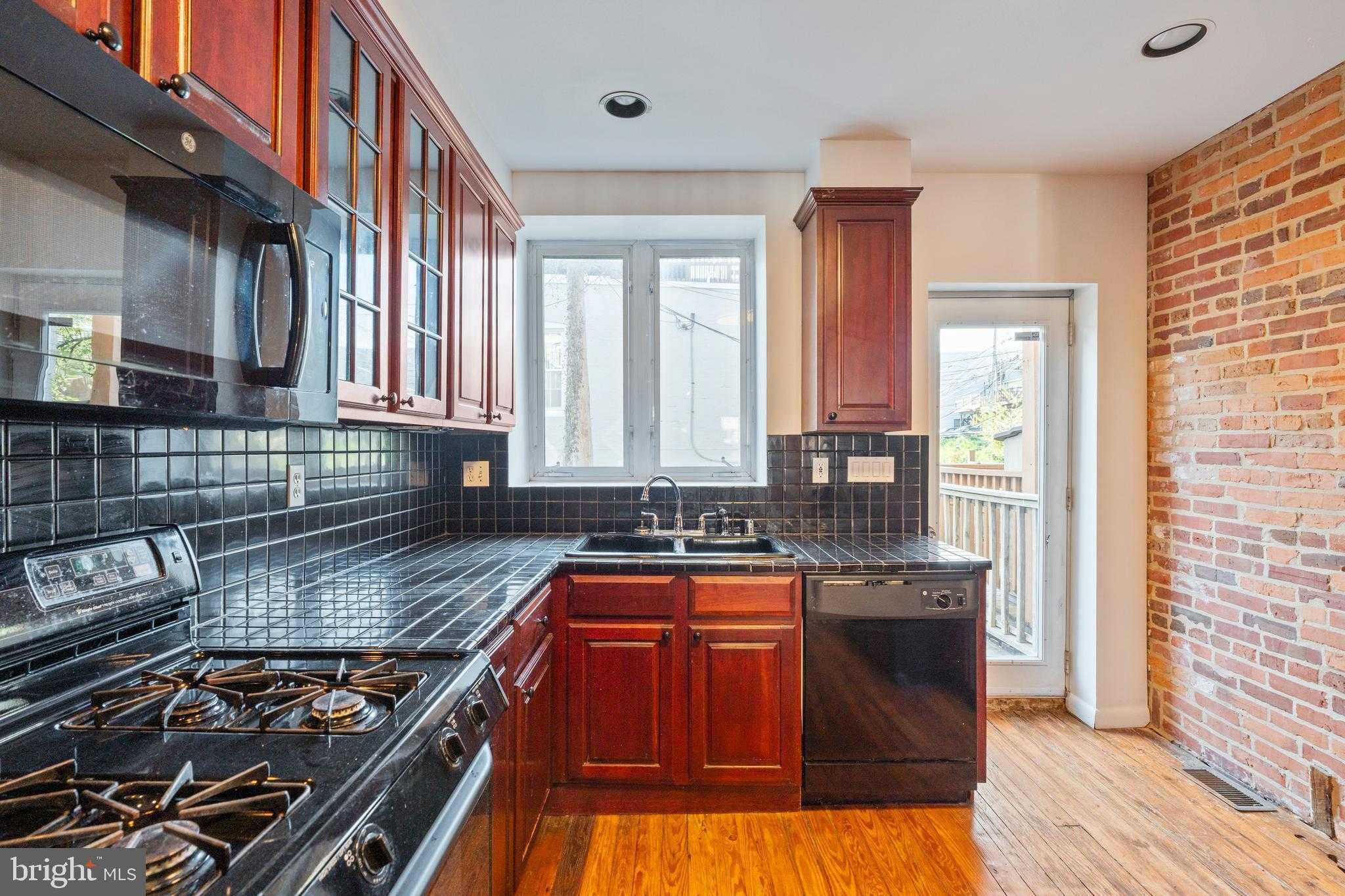 1407 Webster St photo 8